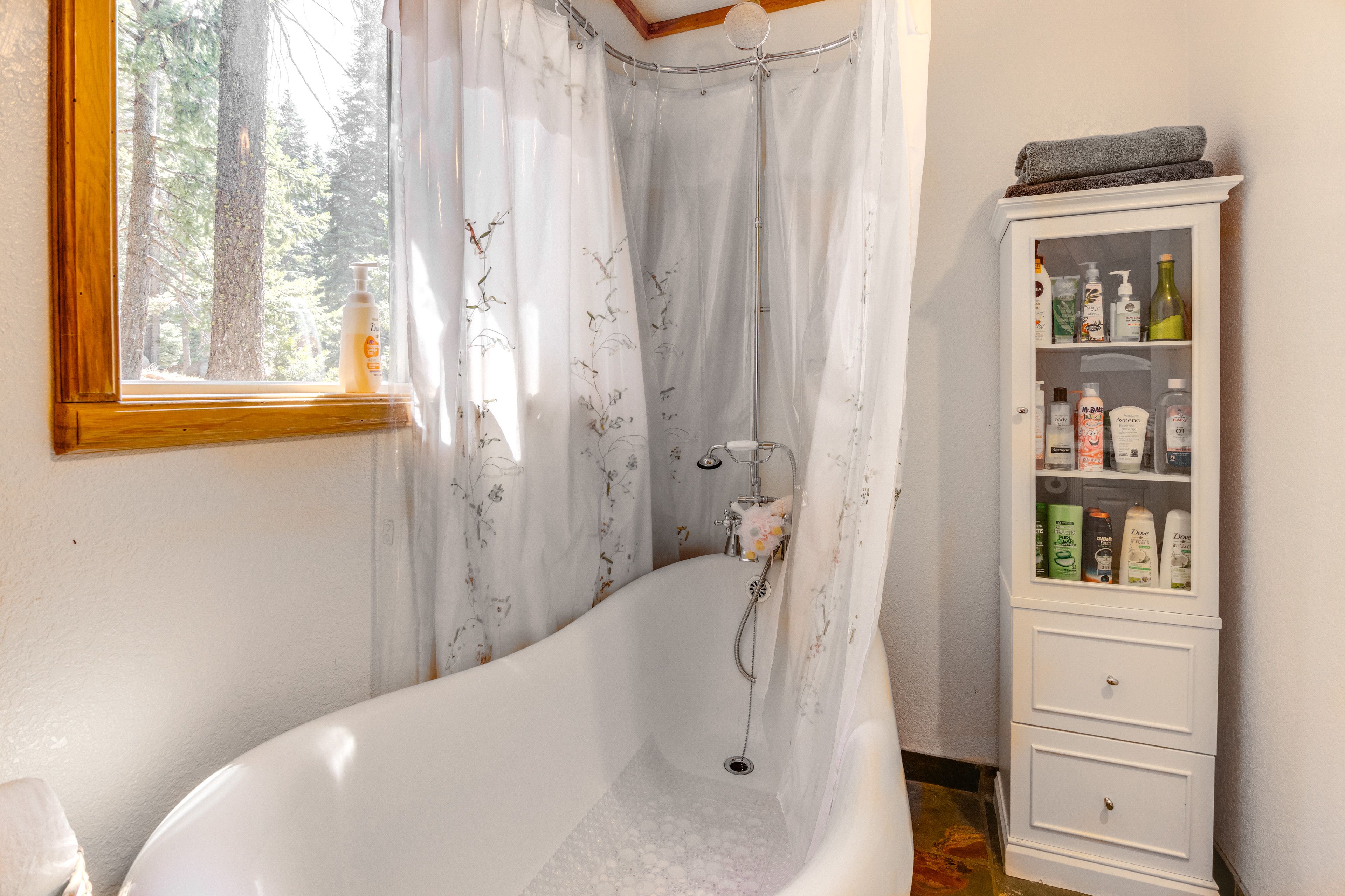 Full Bathroom | 1st Floor | Towels Provided | Shower/Tub Combo