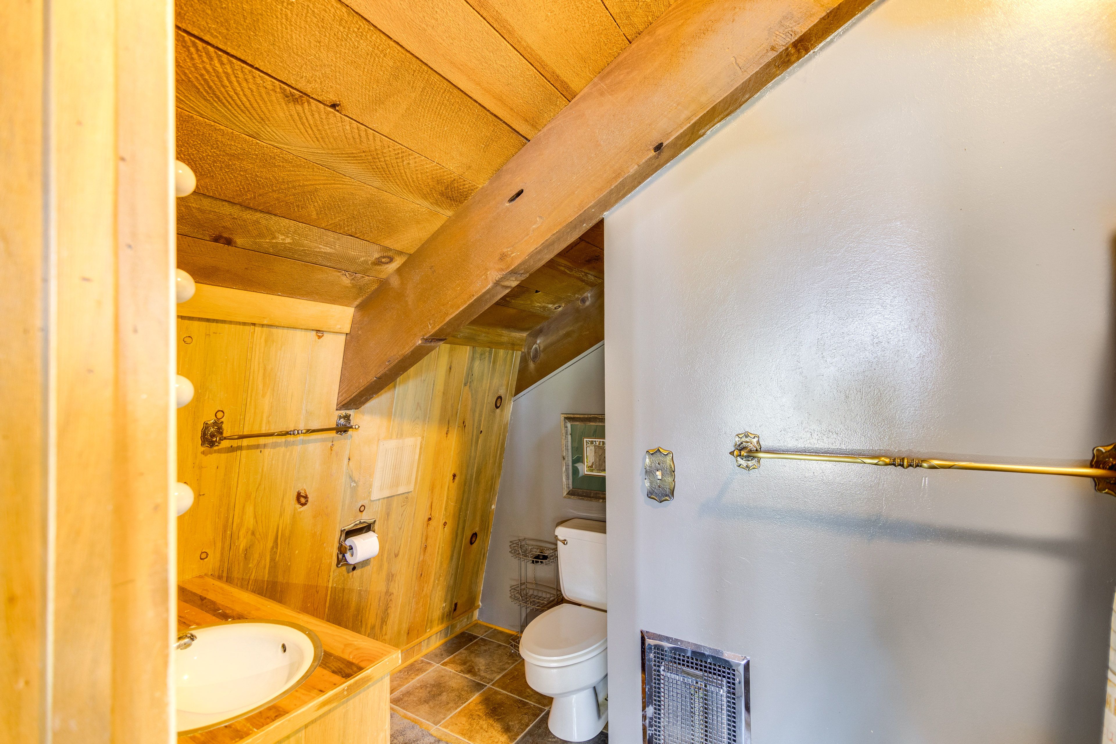 Full Bathroom | 2nd Floor | Complimentary Toiletries