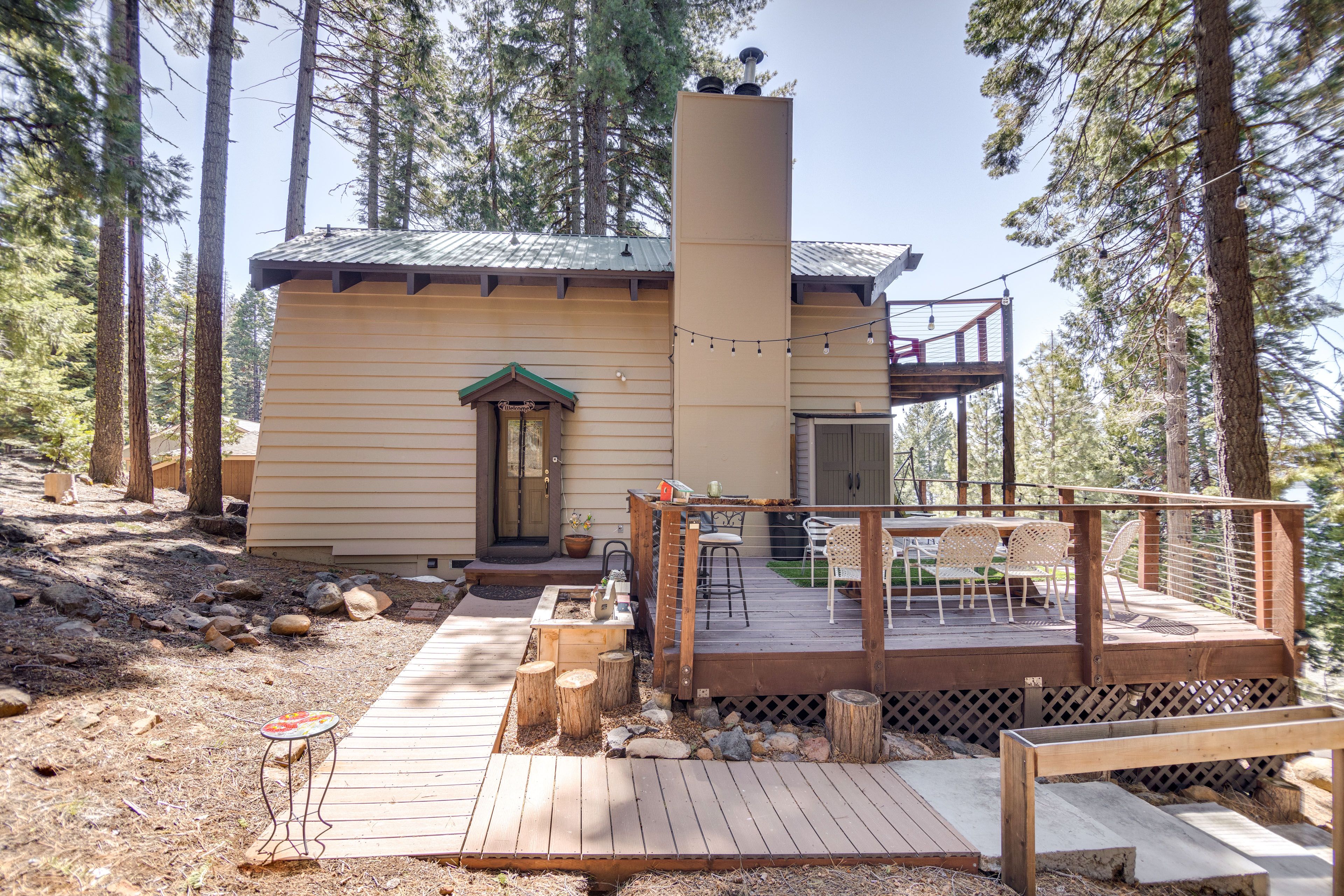 Lake Almanor Vacation Rental | 2BR | 2BA | 1,378 Sq Ft | Stairs Required