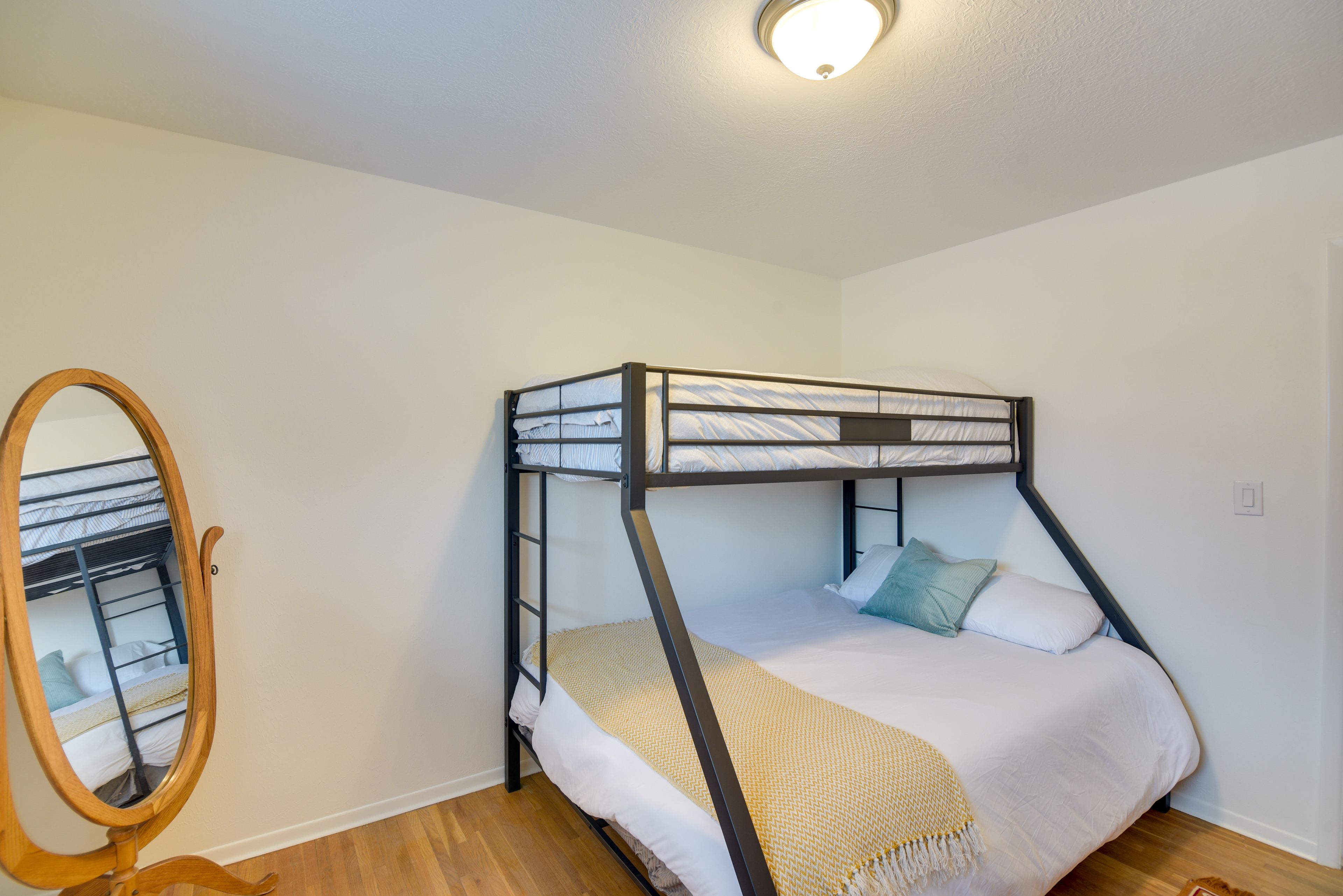 Bedroom 3 | Twin/Queen Bunk Bed