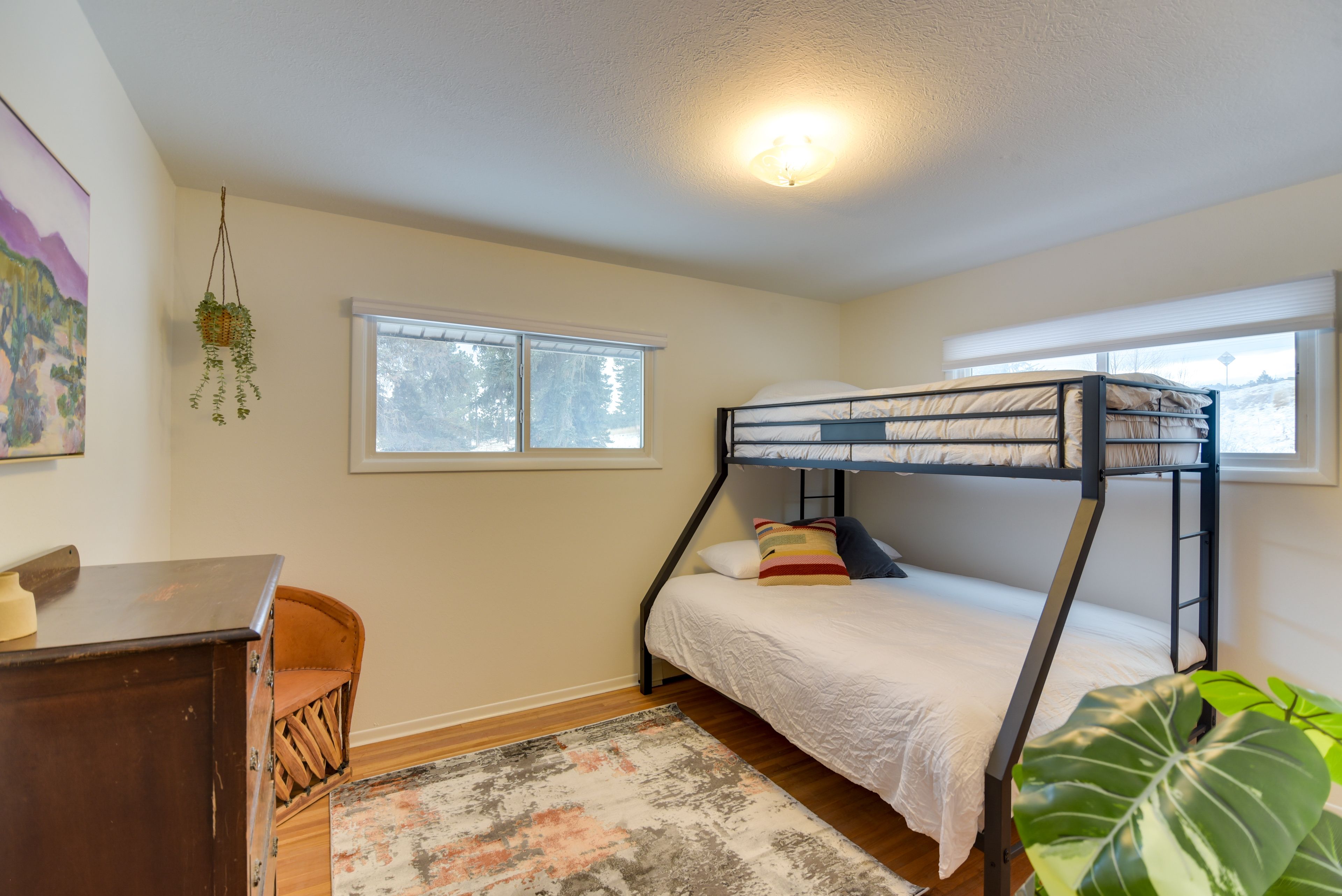 Bedroom 4 | Twin/Queen Bunk Bed