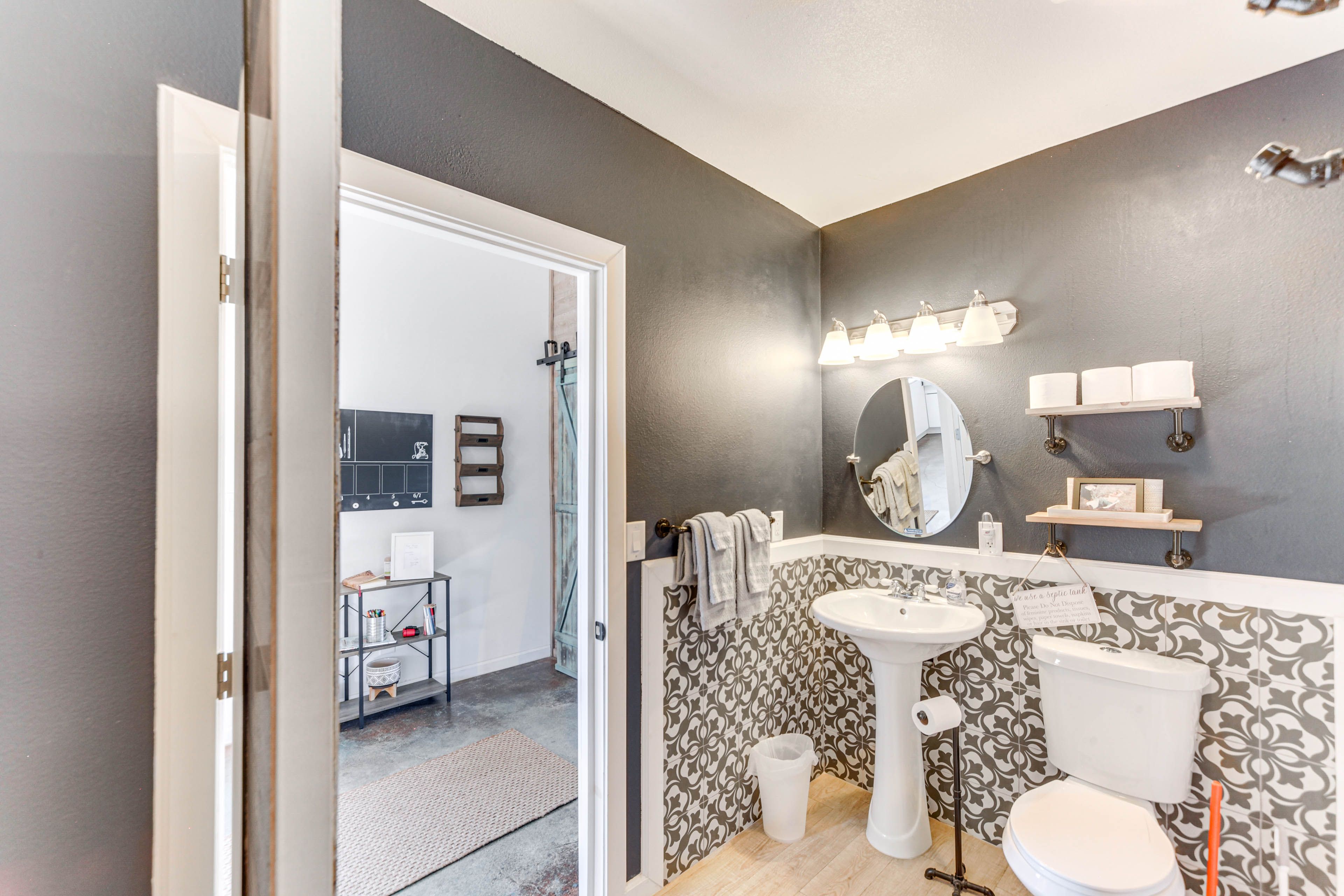 Full Bathroom | Towels Provided