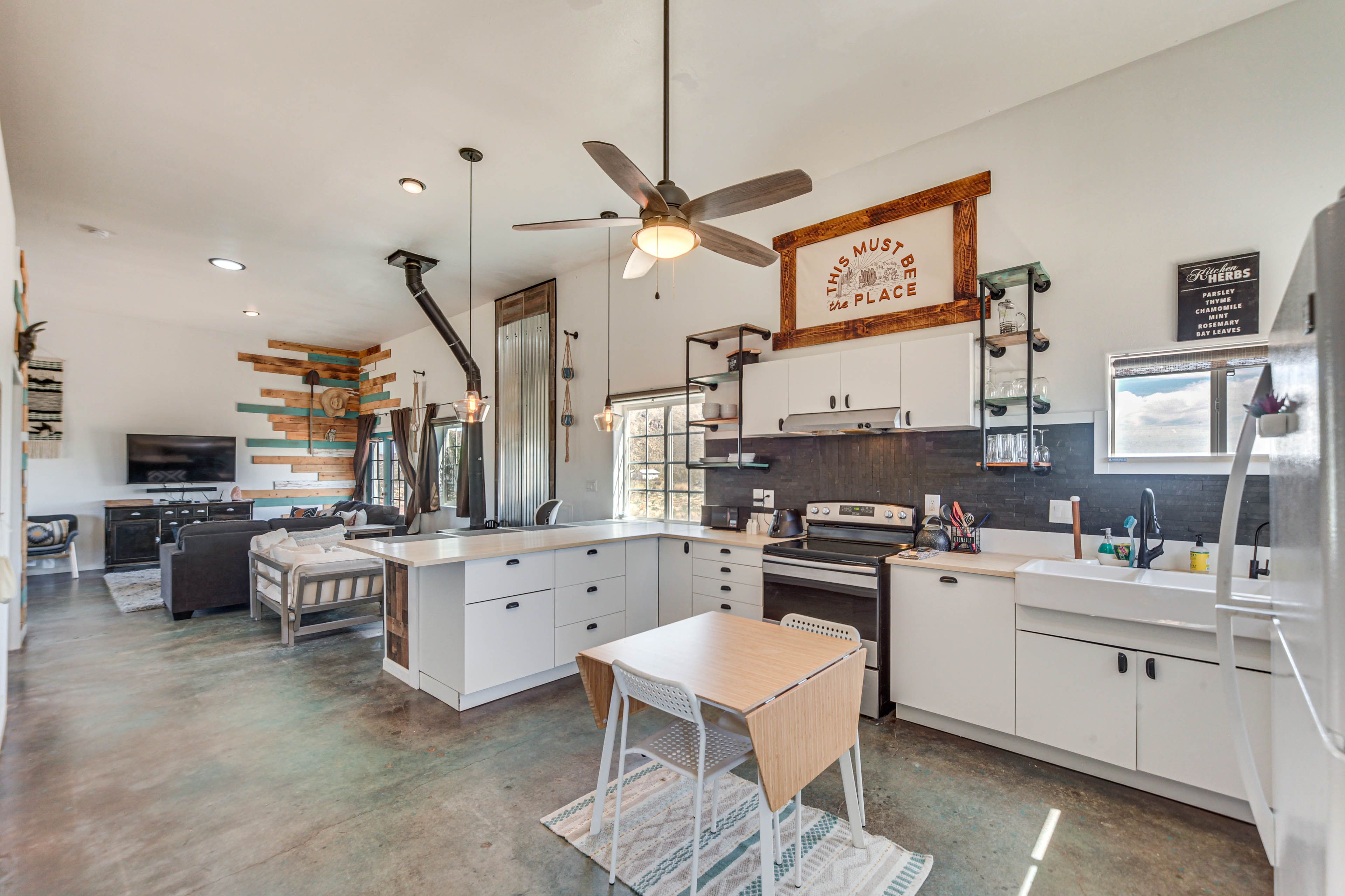 Kitchen | Breakfast Bar | Dishwasher | Drip Coffee Maker