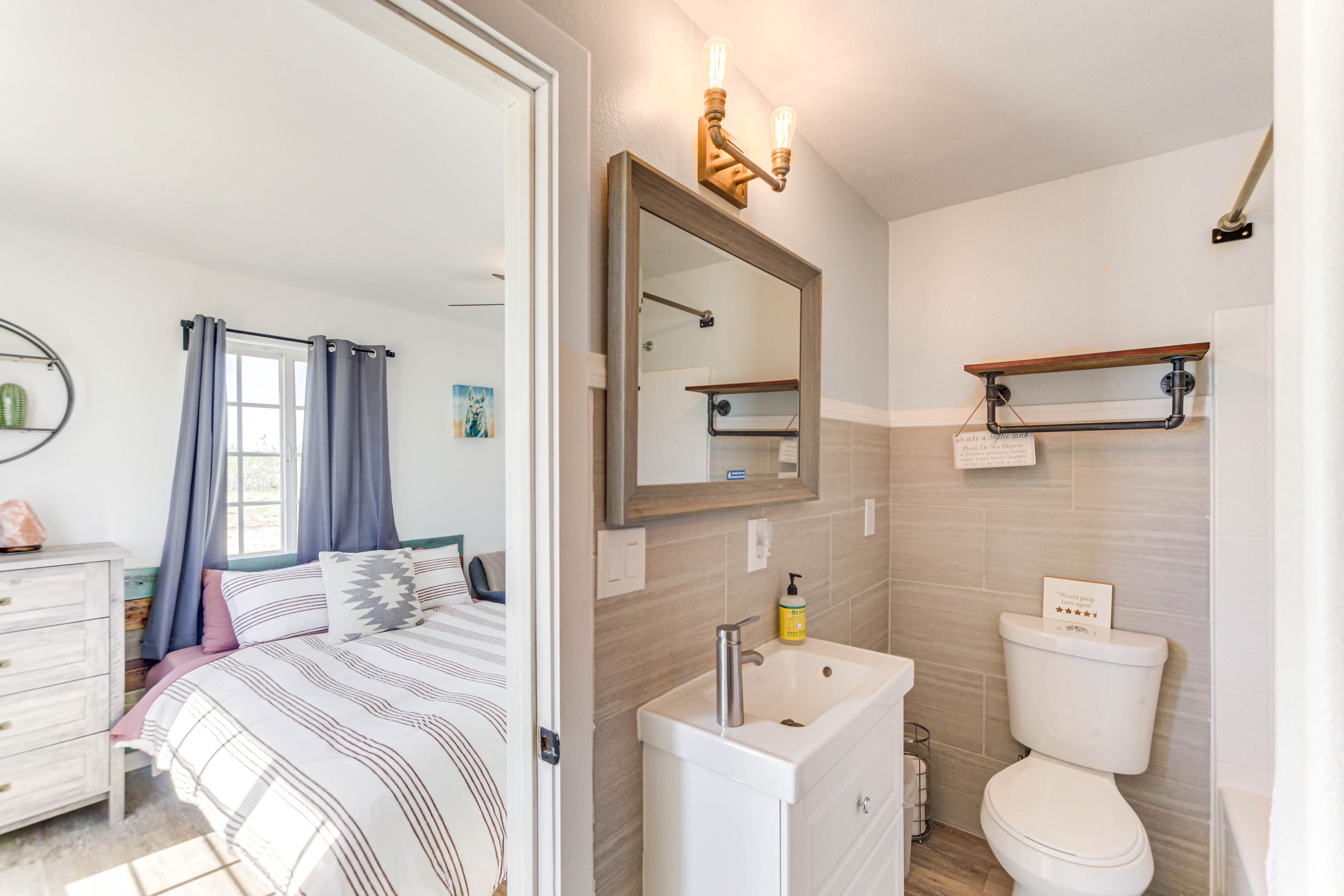 En-Suite Bathroom | Bathtub/Shower | Complimentary Toiletries