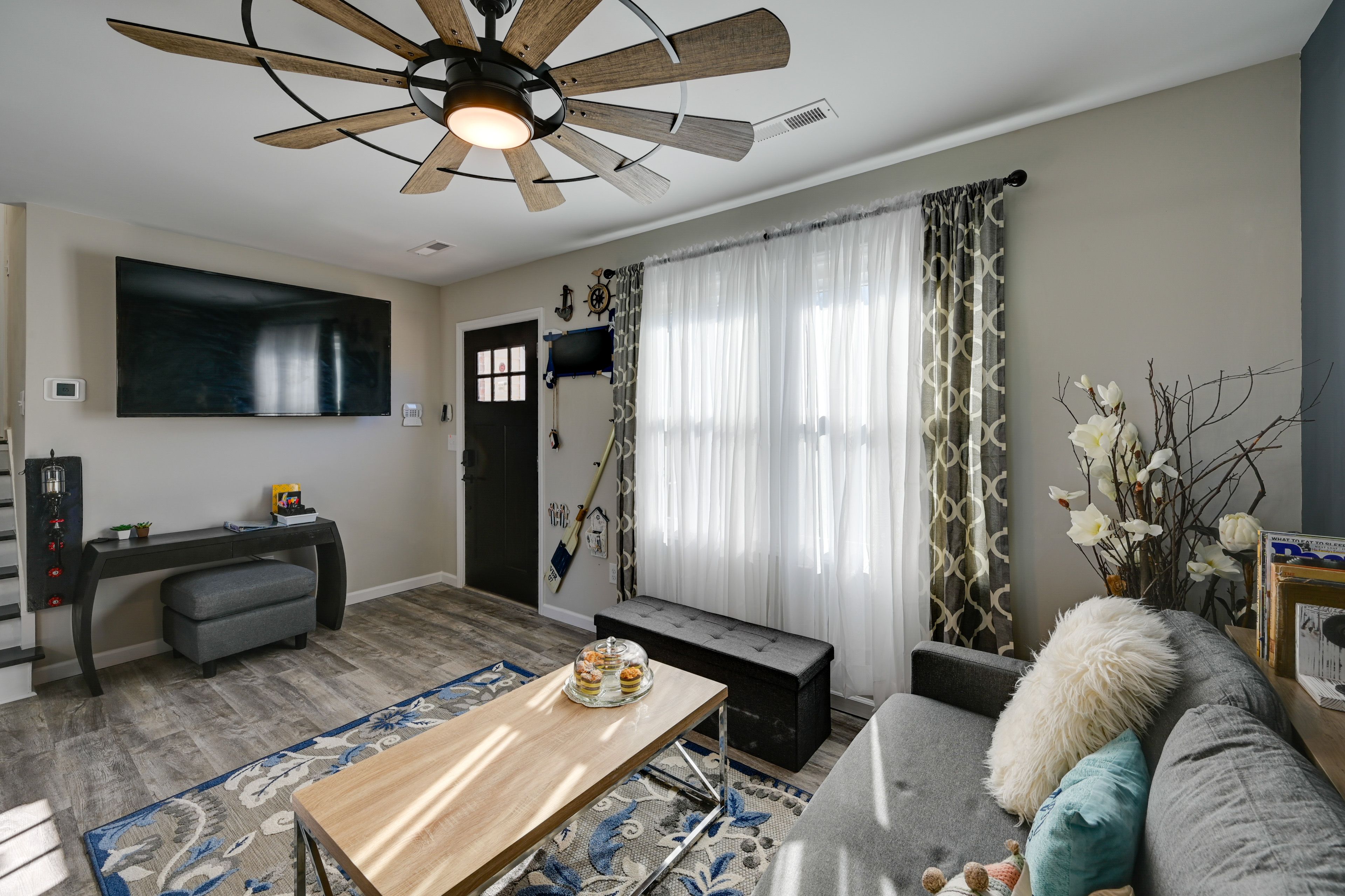 Living Room | Smart TV | Free WiFi