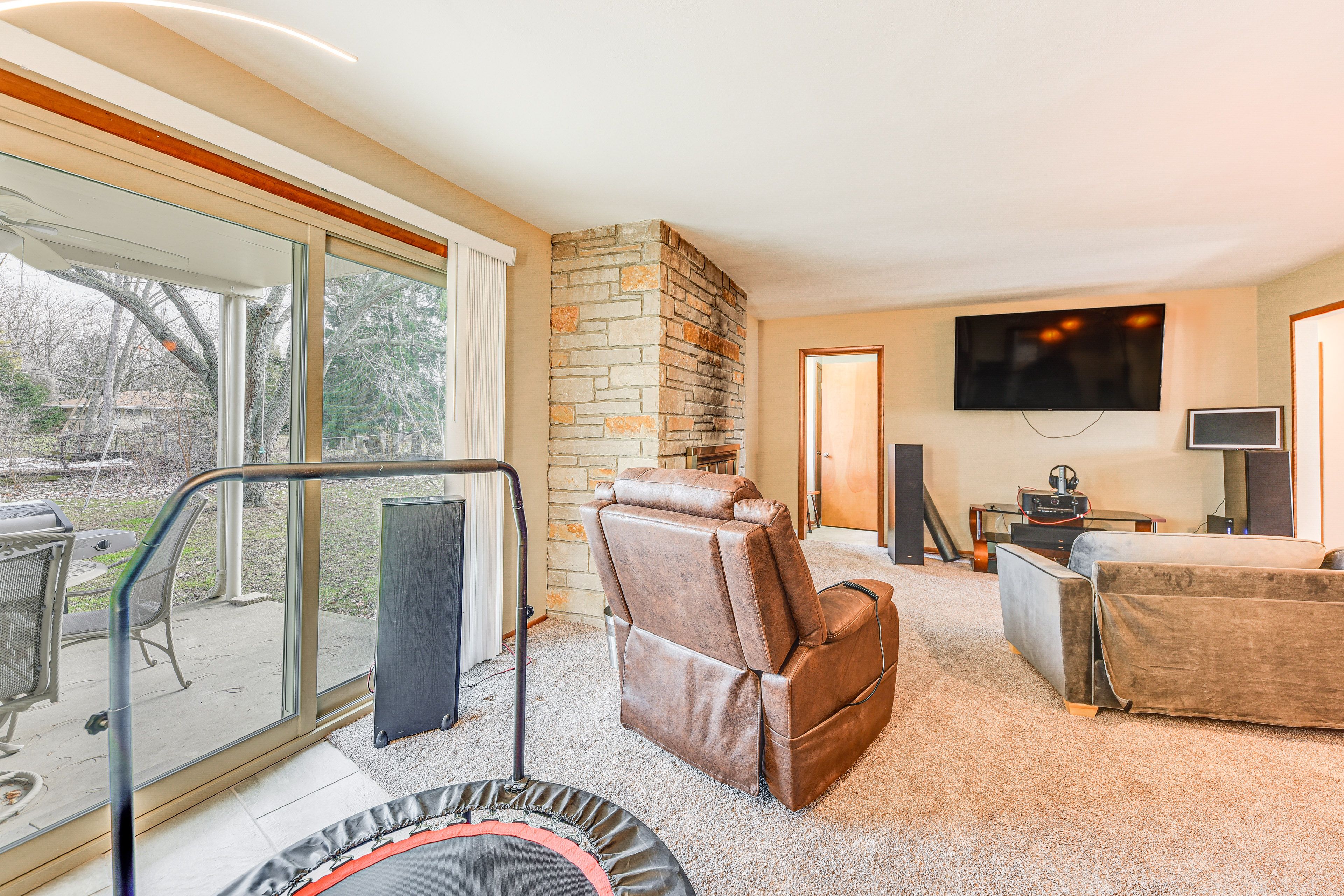 Living Room | Smart TV | Free WiFi | Board Games