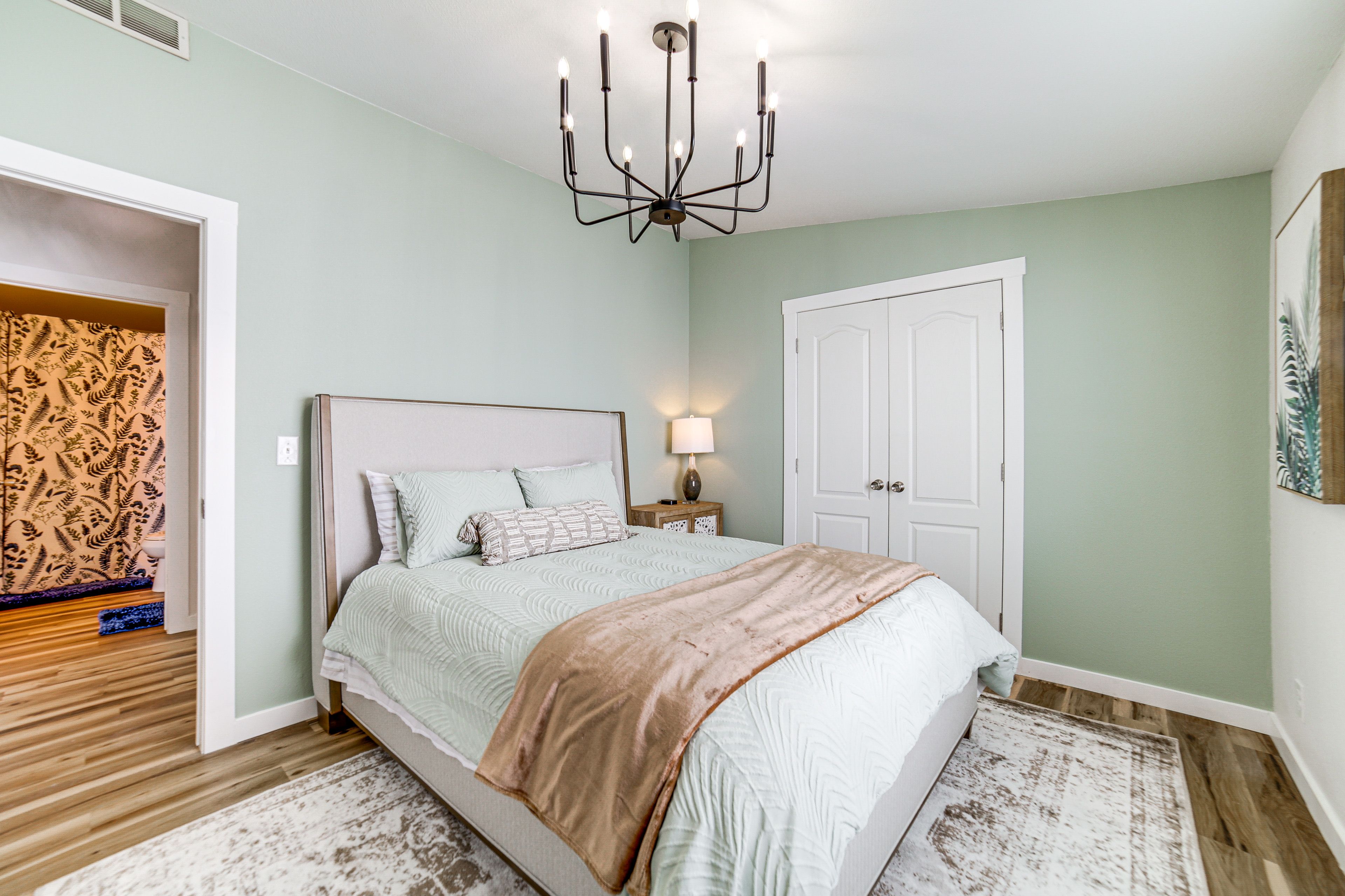 Bedroom 2 | Queen Bed | Twin Cot