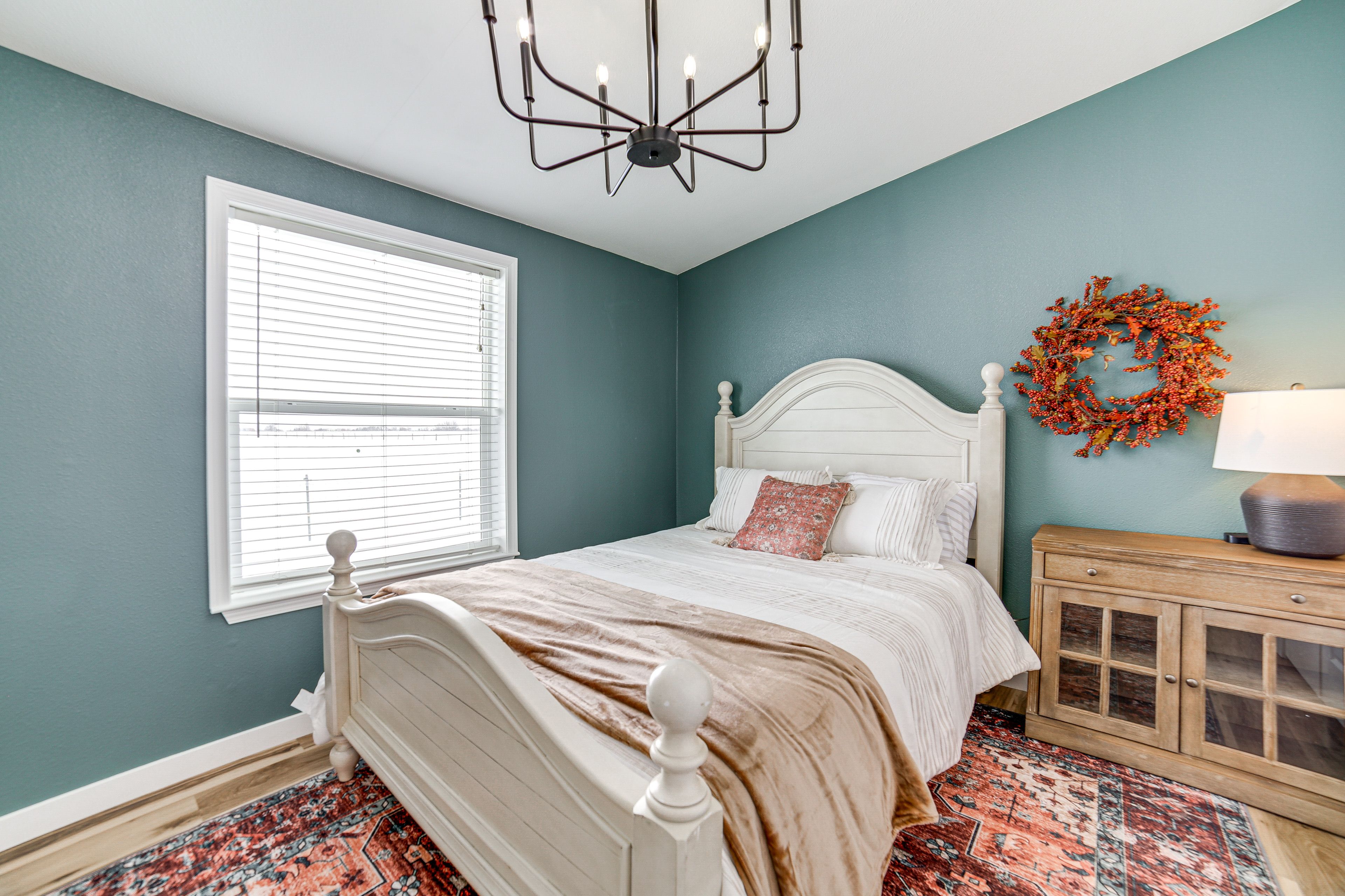 Bedroom 3 | Queen Bed | Twin Cot