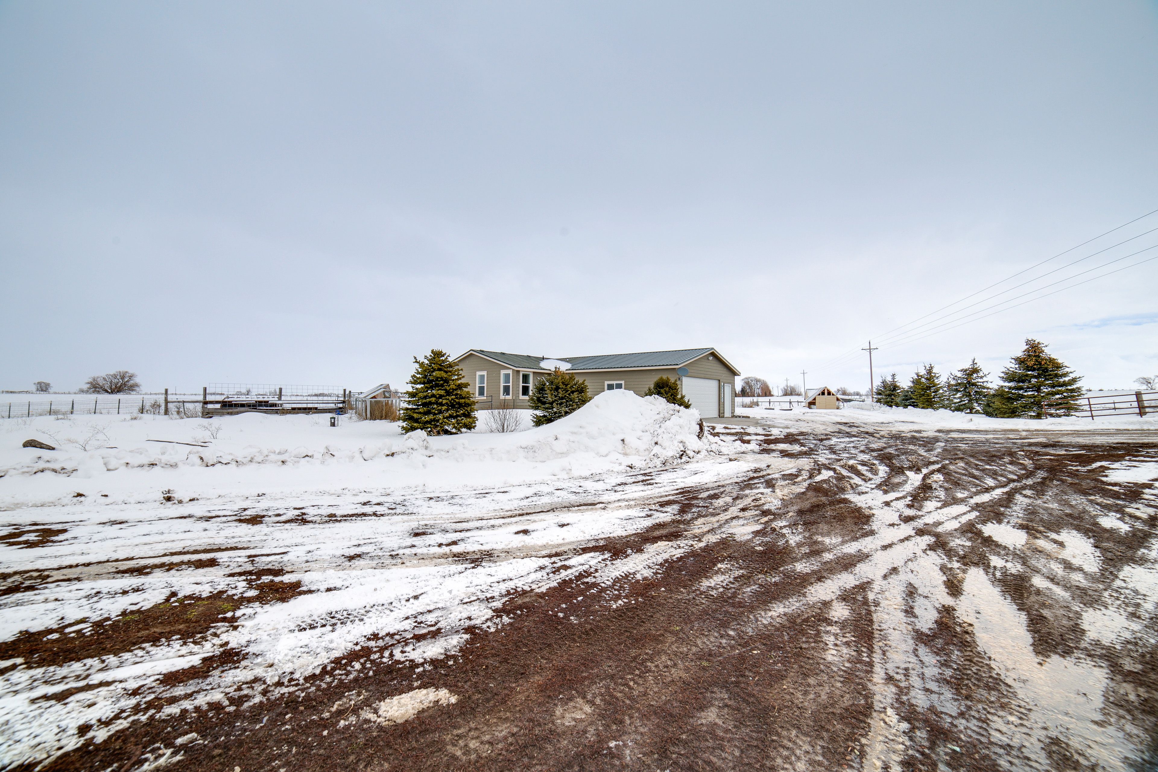 Parking | Unpaved Area (10 Vehicles) | RV/Trailer Parking Allowed
