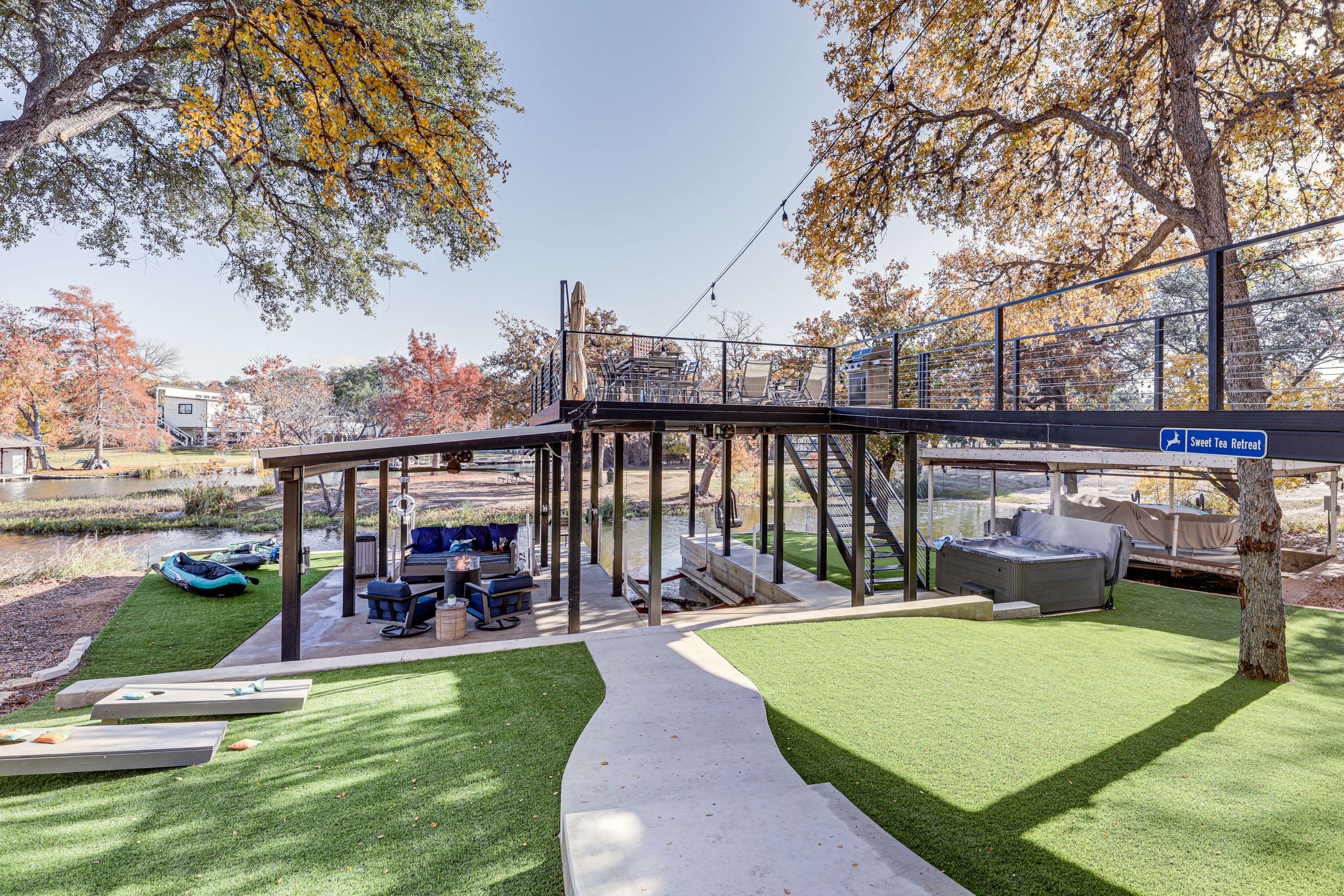 Private Yard | Cornhole | 2 Kayaks | Paddleboard | Floats | Life Vests