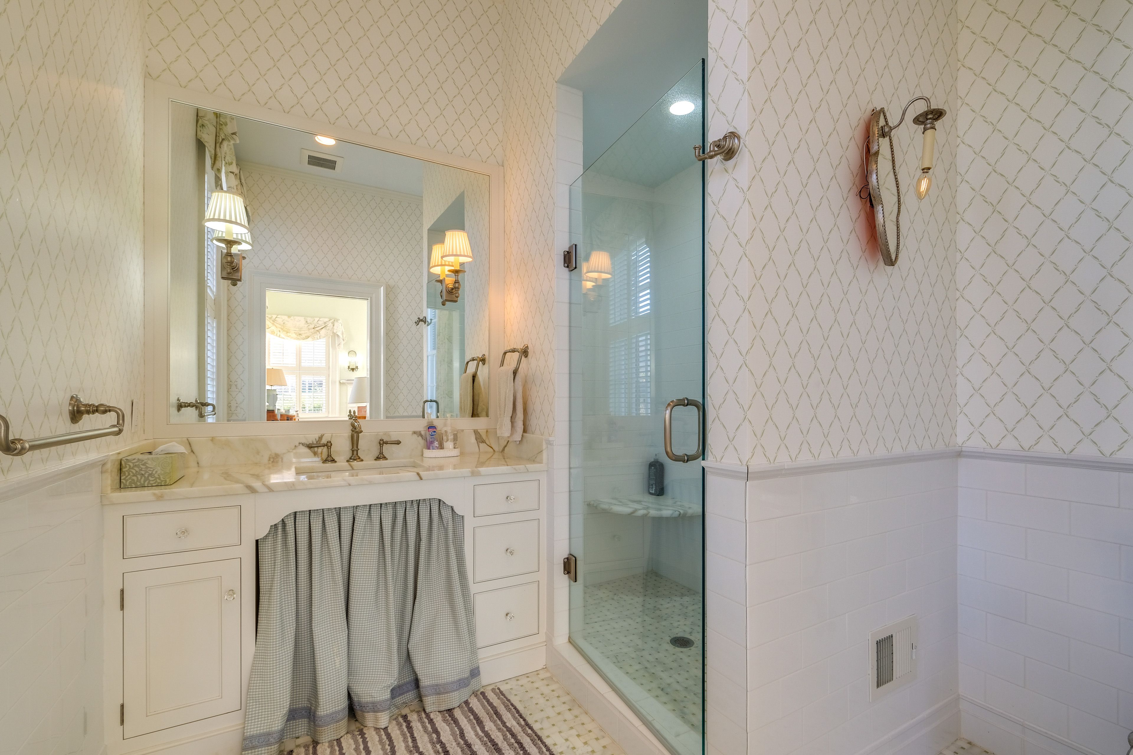 Full Bathroom | Complimentary Toiletries