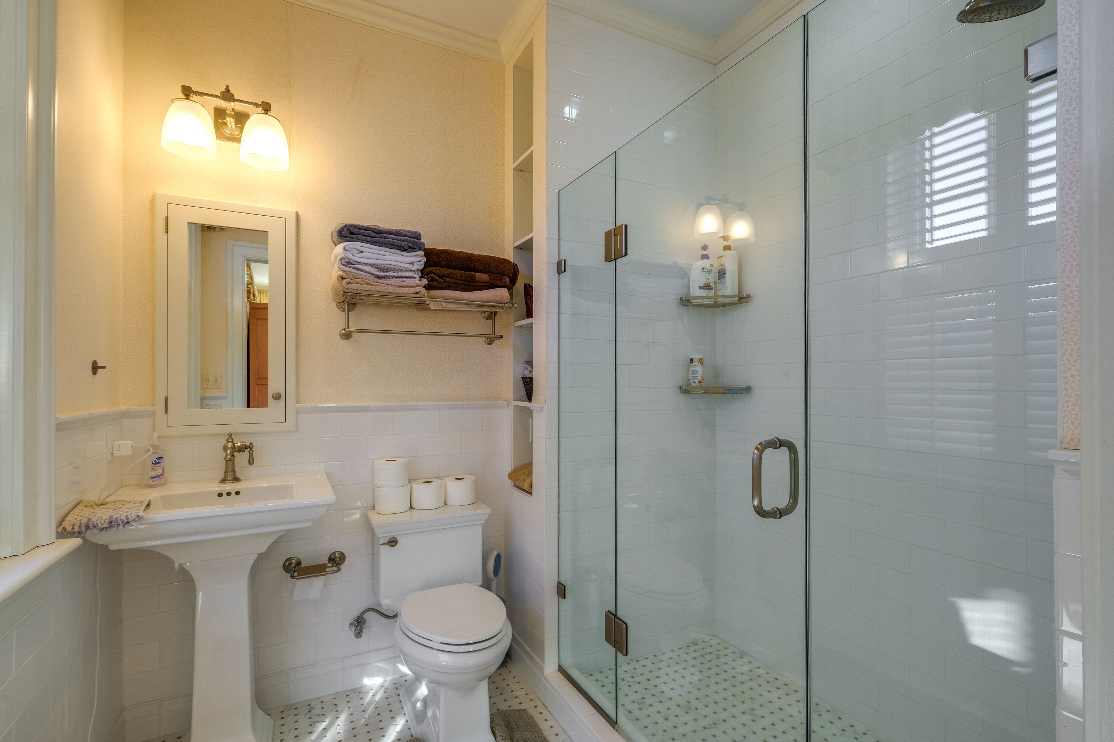 Full Bathroom | Towels Provided