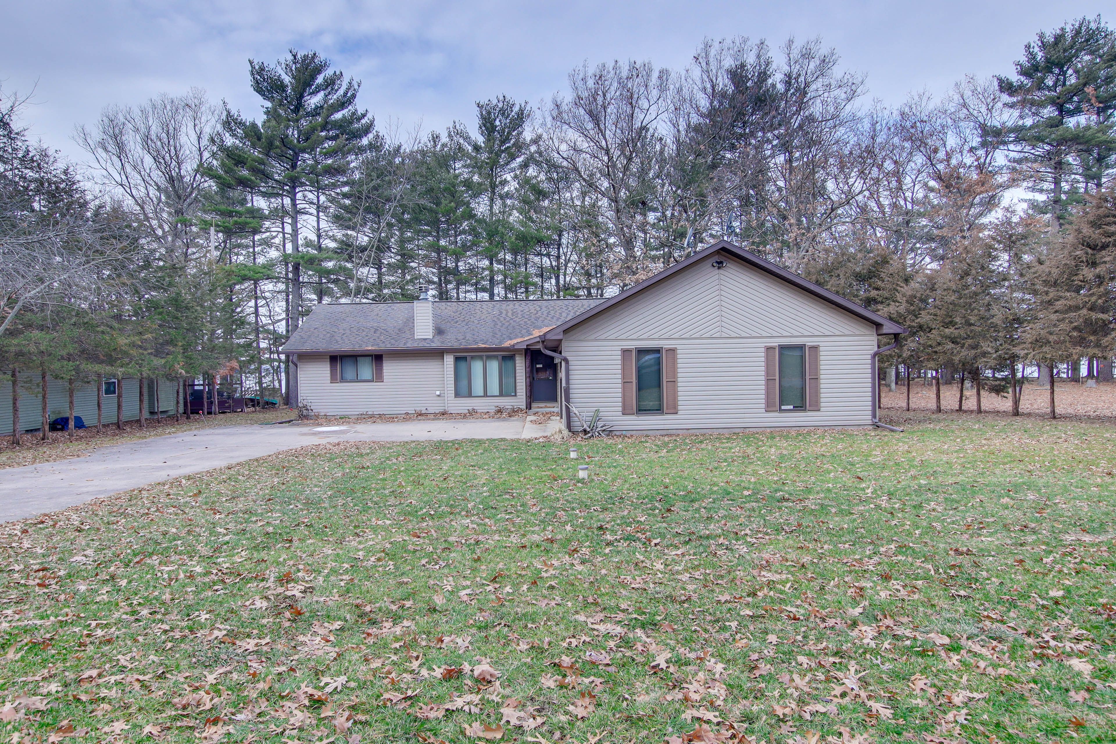 Garage (2 Vehicles) | Driveway (4 Vehicles) | RV/Trailer Allowed