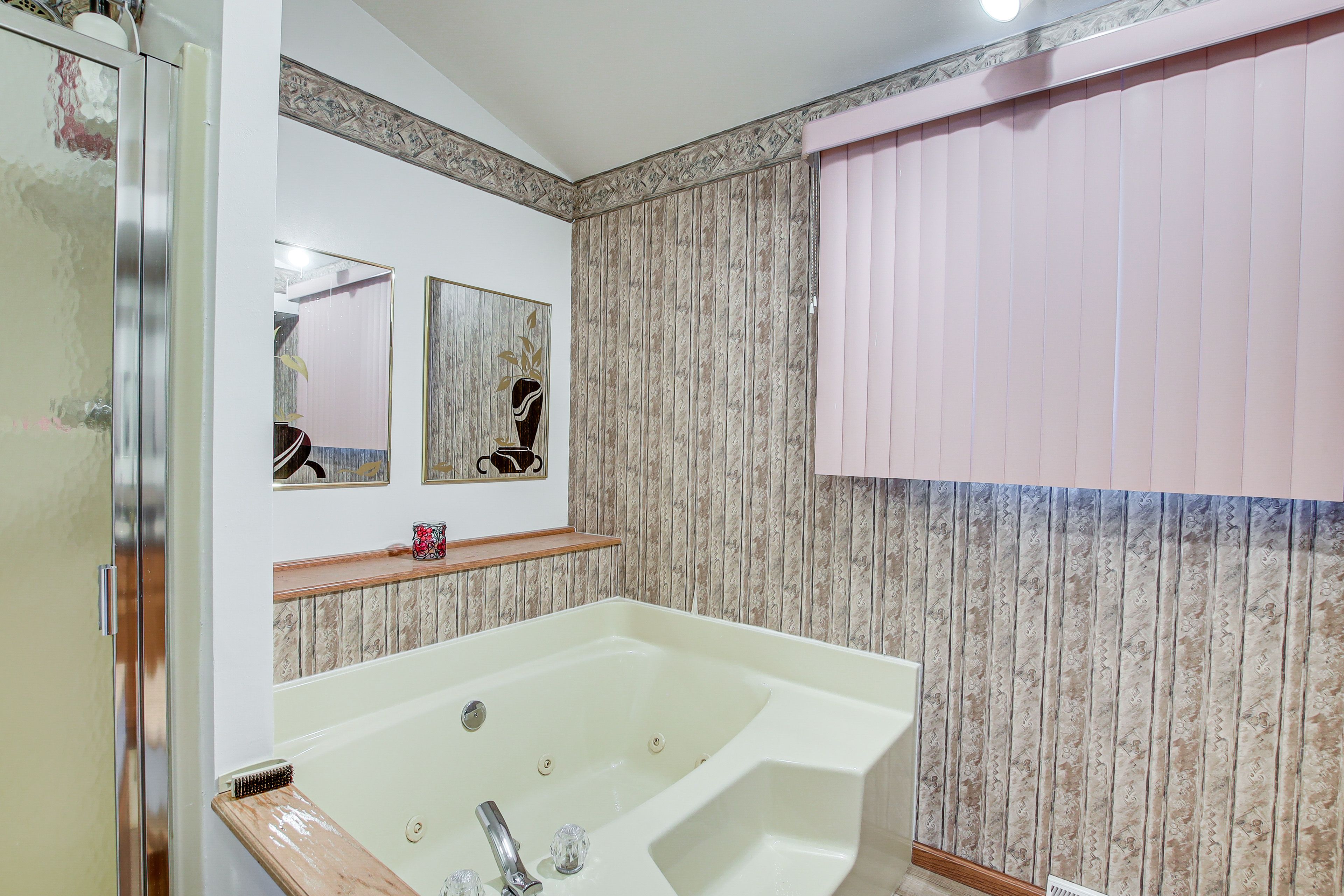 En-Suite Bathroom | Complimentary Toiletries | Hair Dryer | Jetted Tub