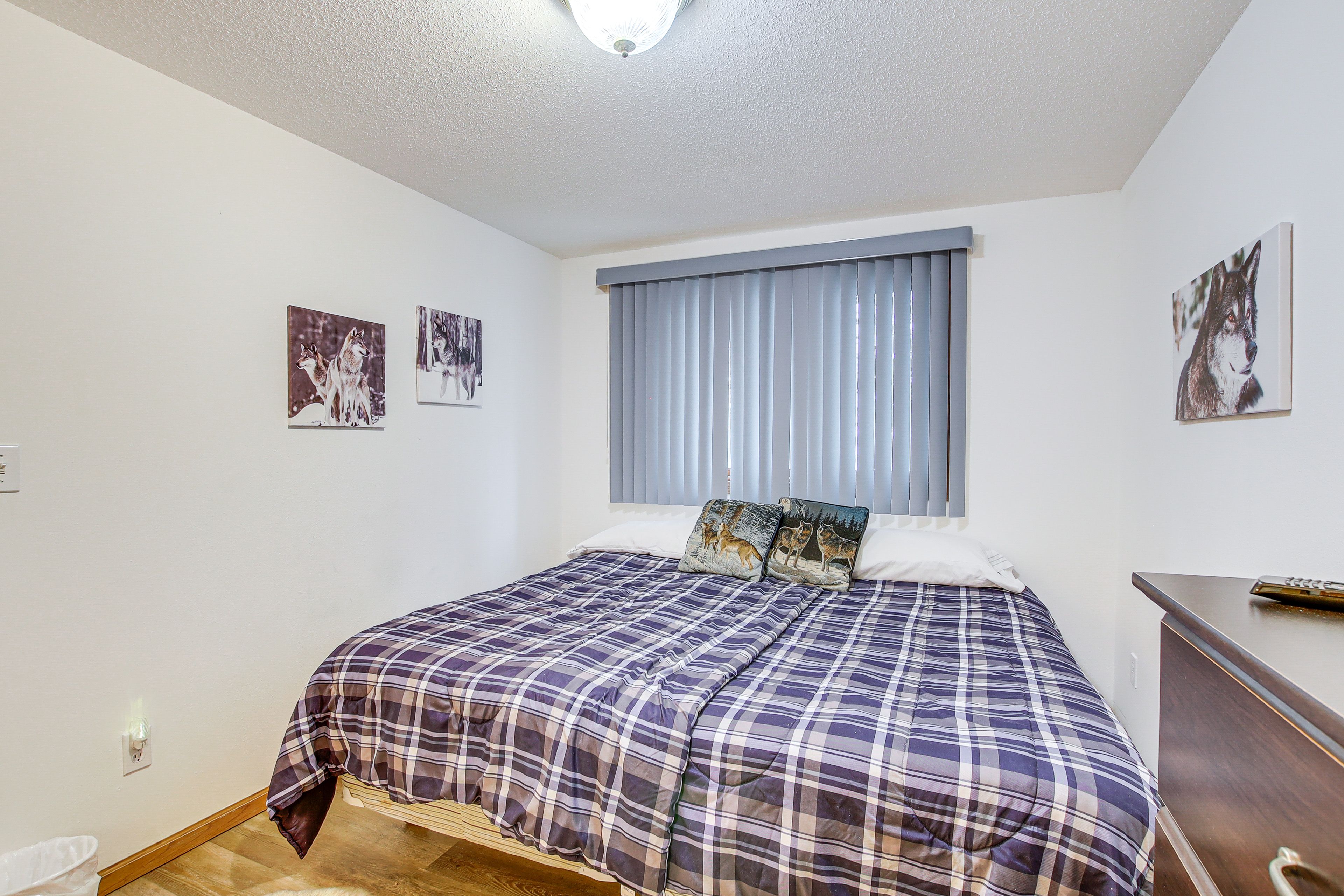 Bedroom 2 | King Bed (Convertible to 2 Twin Beds) | Smart Cable TV | 1st Floor