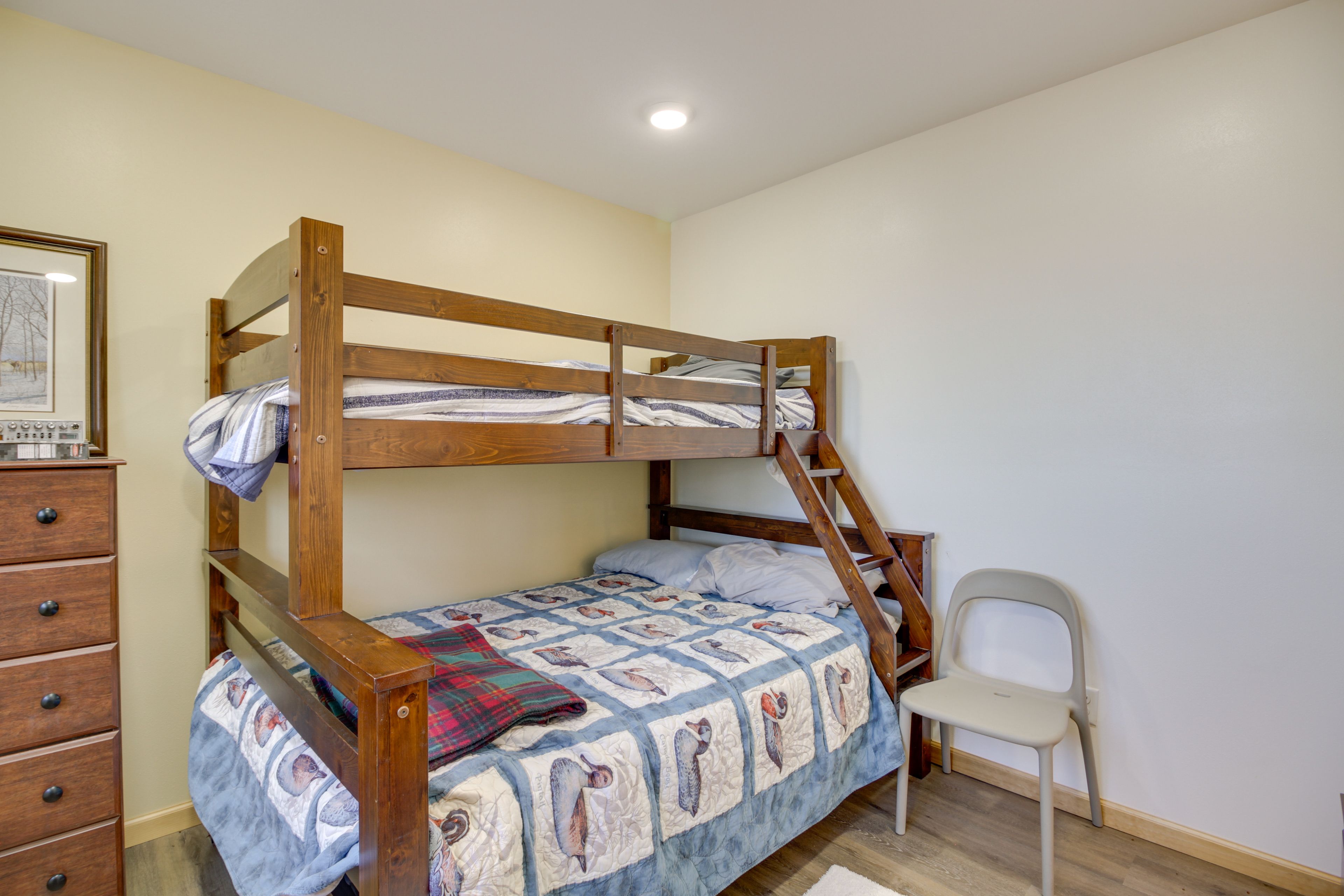 Bedroom 3 | Twin/Queen Bunk Bed