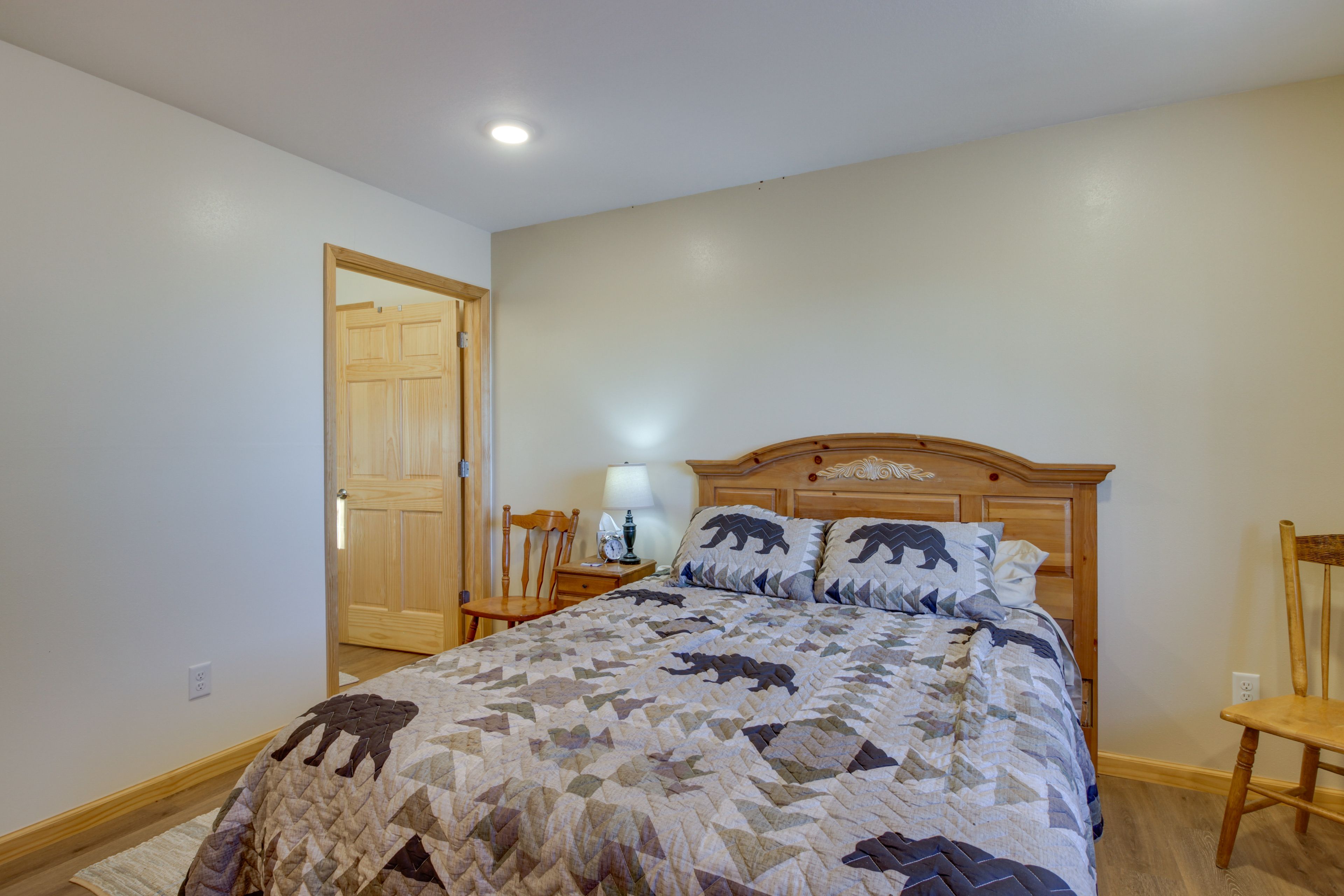 Bedroom 1 | Queen Bed