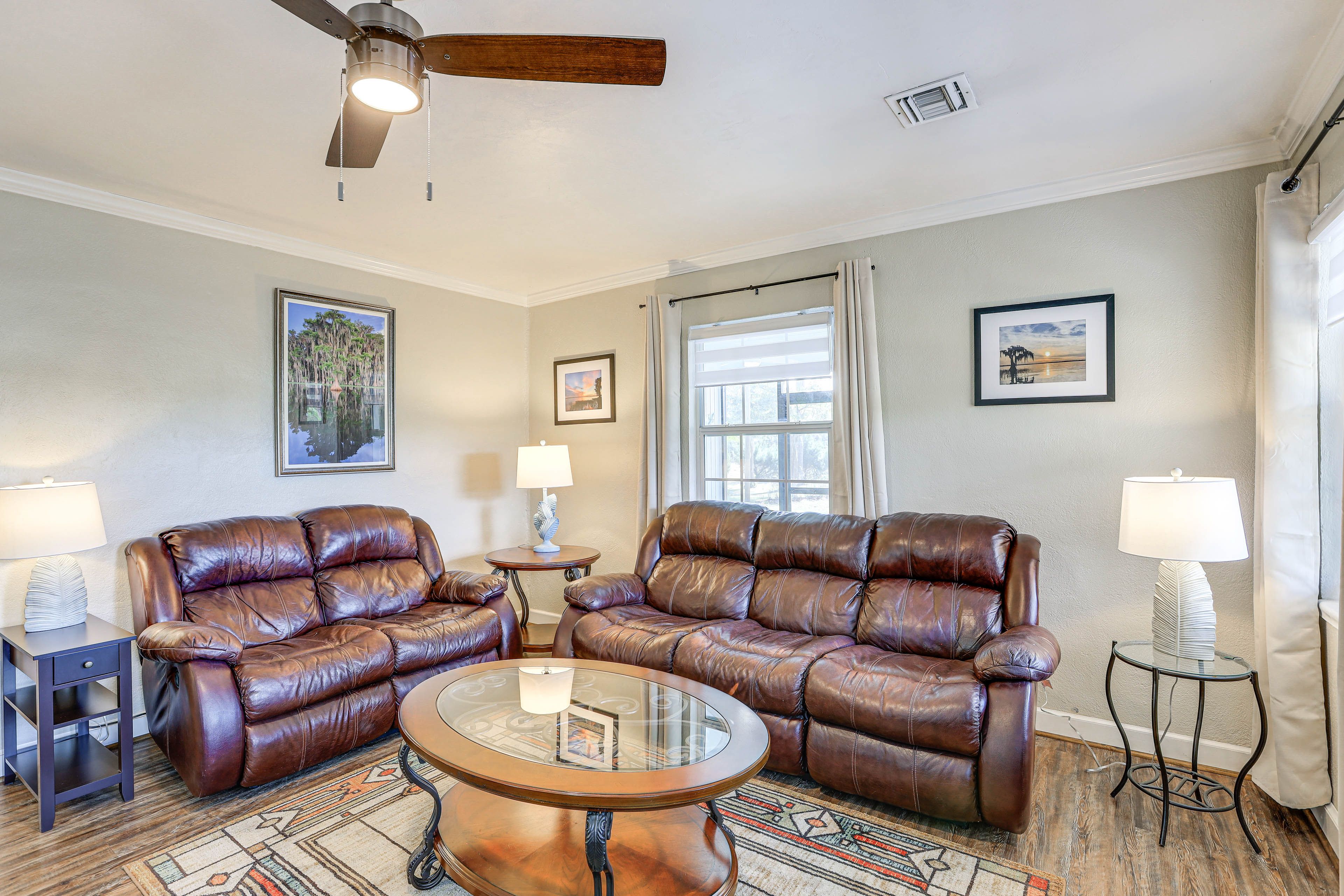 Living Room | Smart TV | Central A/C | Ceiling Fans | Free WiFi