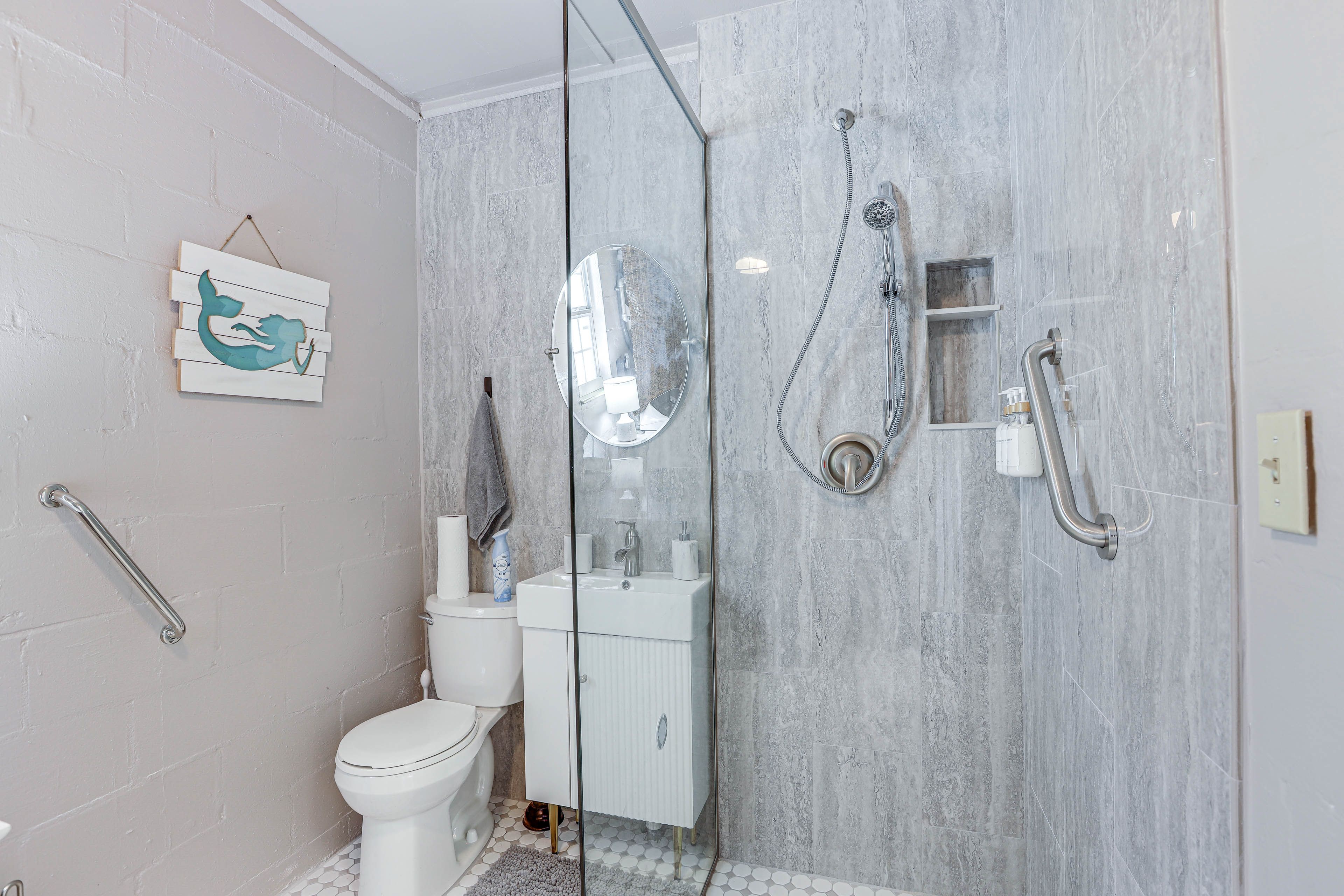 Full Bathroom | Walk-In Shower | Towels Provided