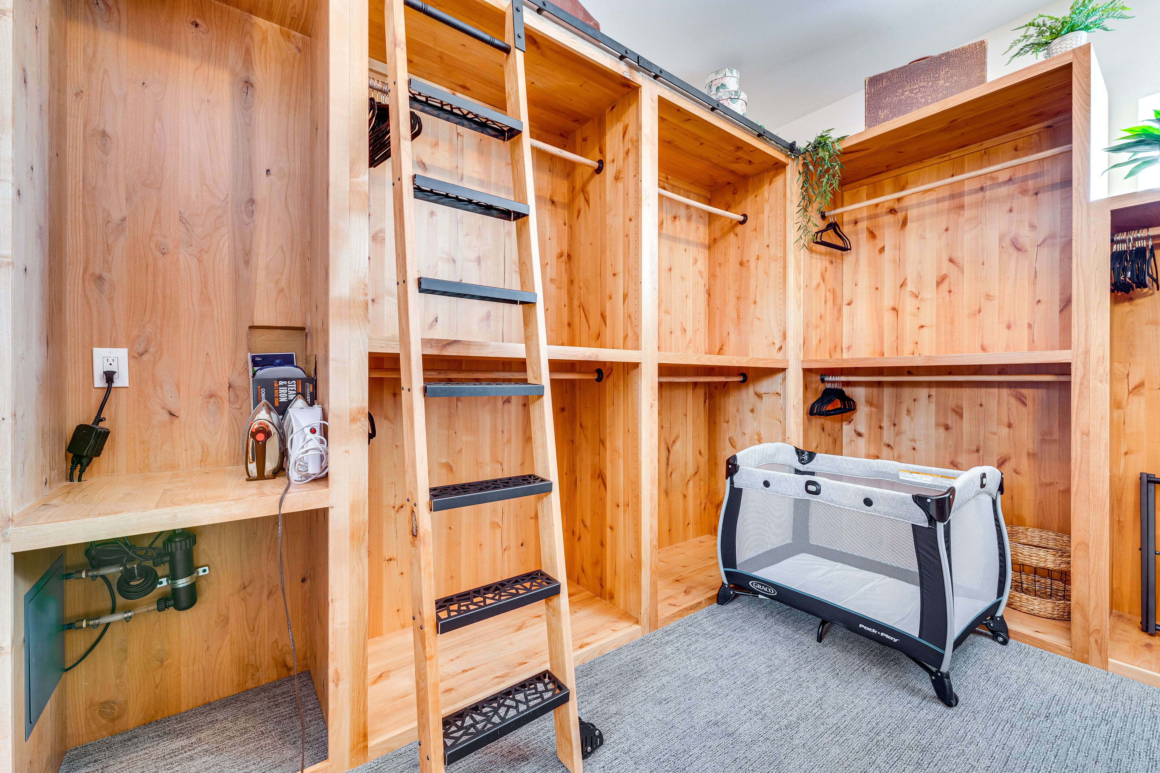Walk-In Closet | Pack 'n Play