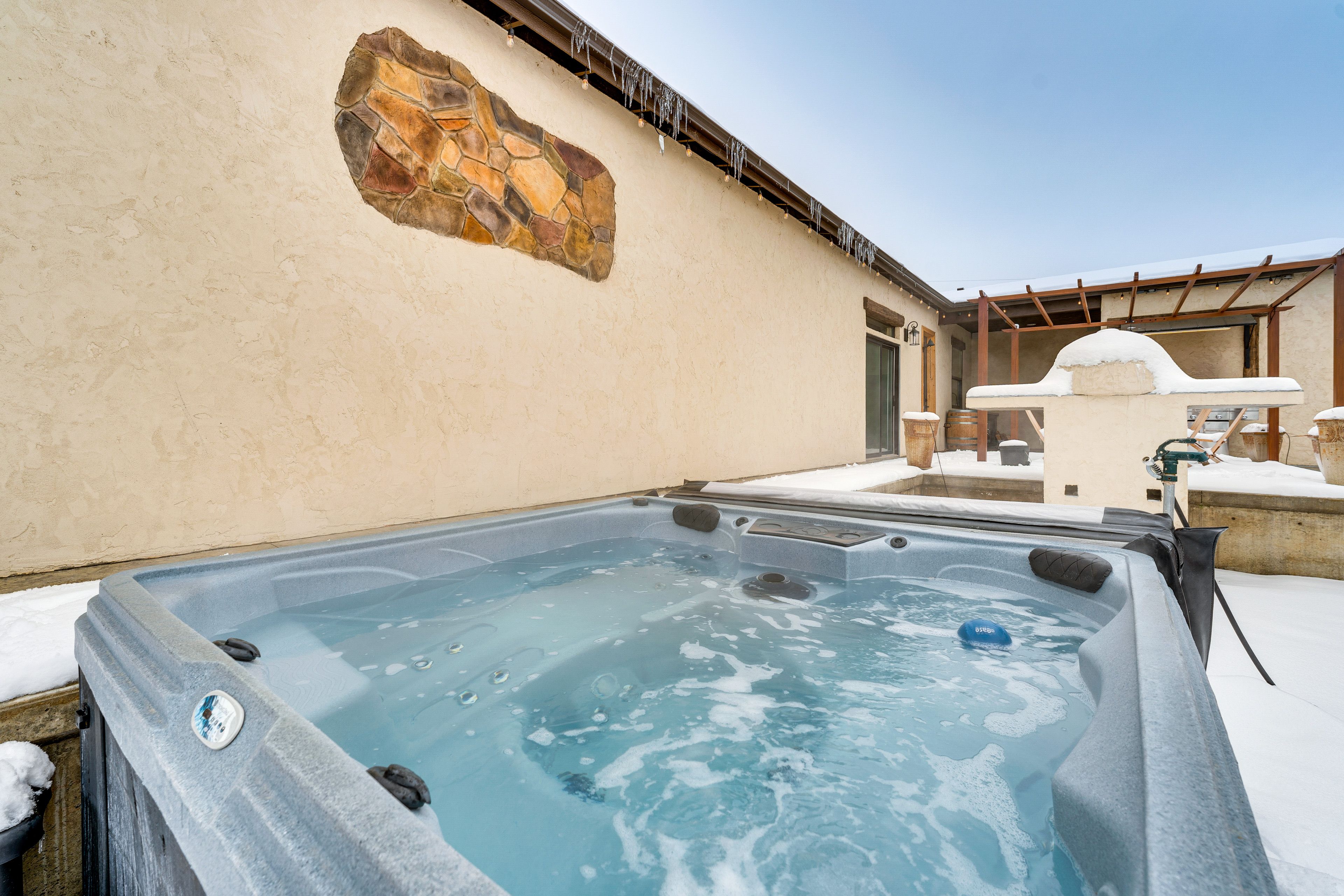 East Wenatchee Vacation Rental | 4BR | 3.5BA | Step-Free Access | 4,000 Sq Ft