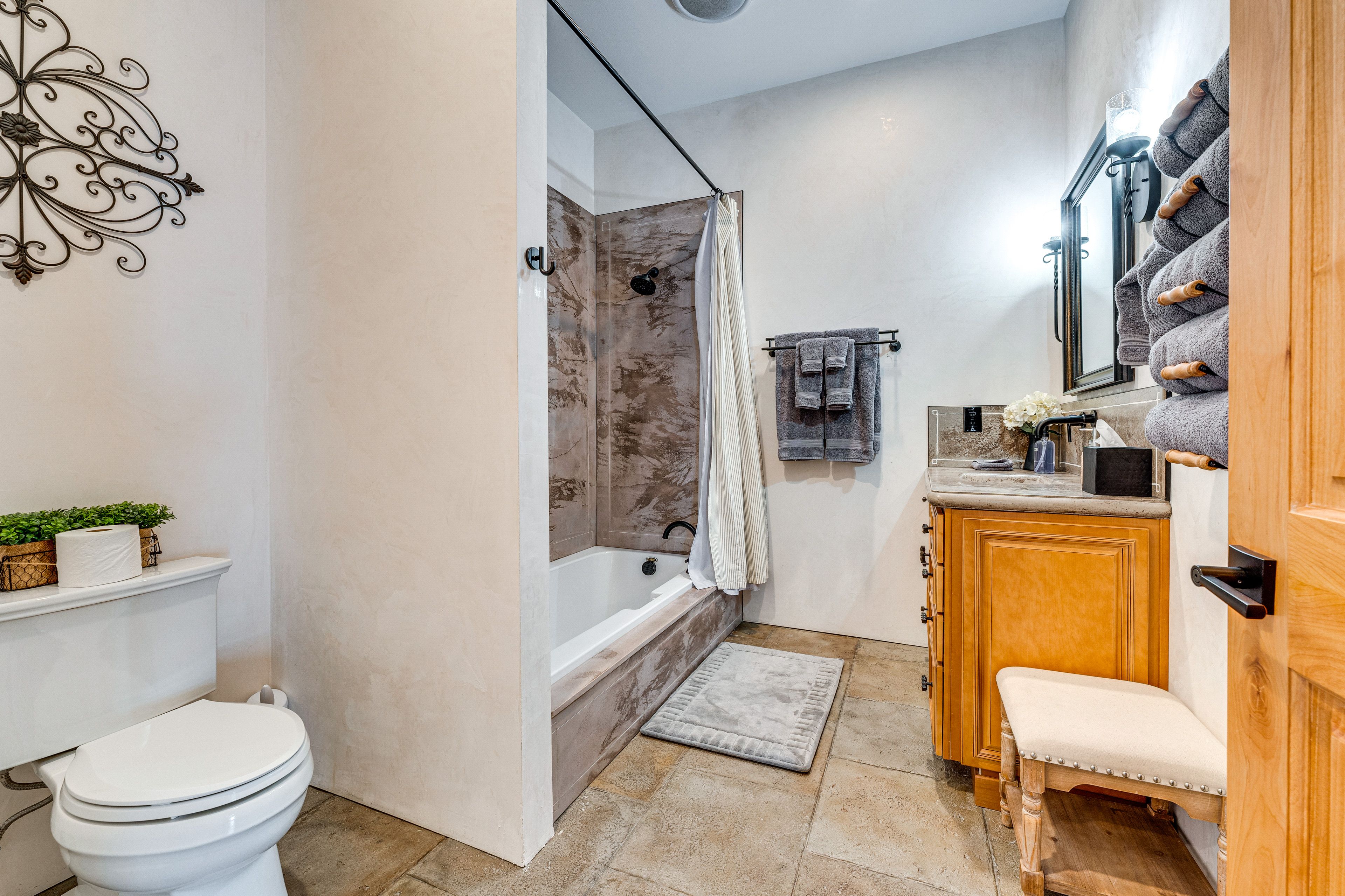 En-Suite Bathroom | Main Level | Towels Provided