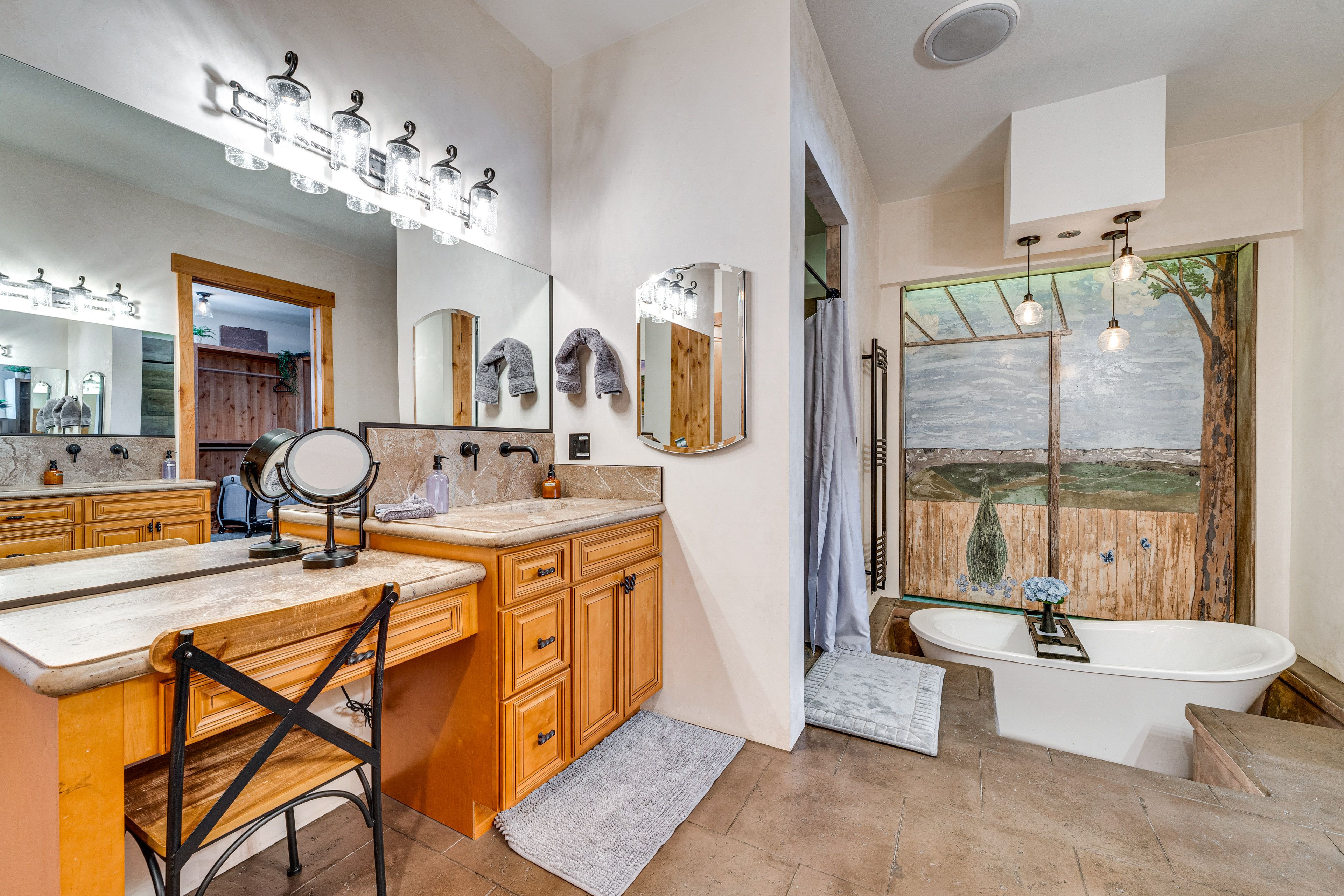 En-Suite Bathroom | Main Level | Complimentary Toiletries