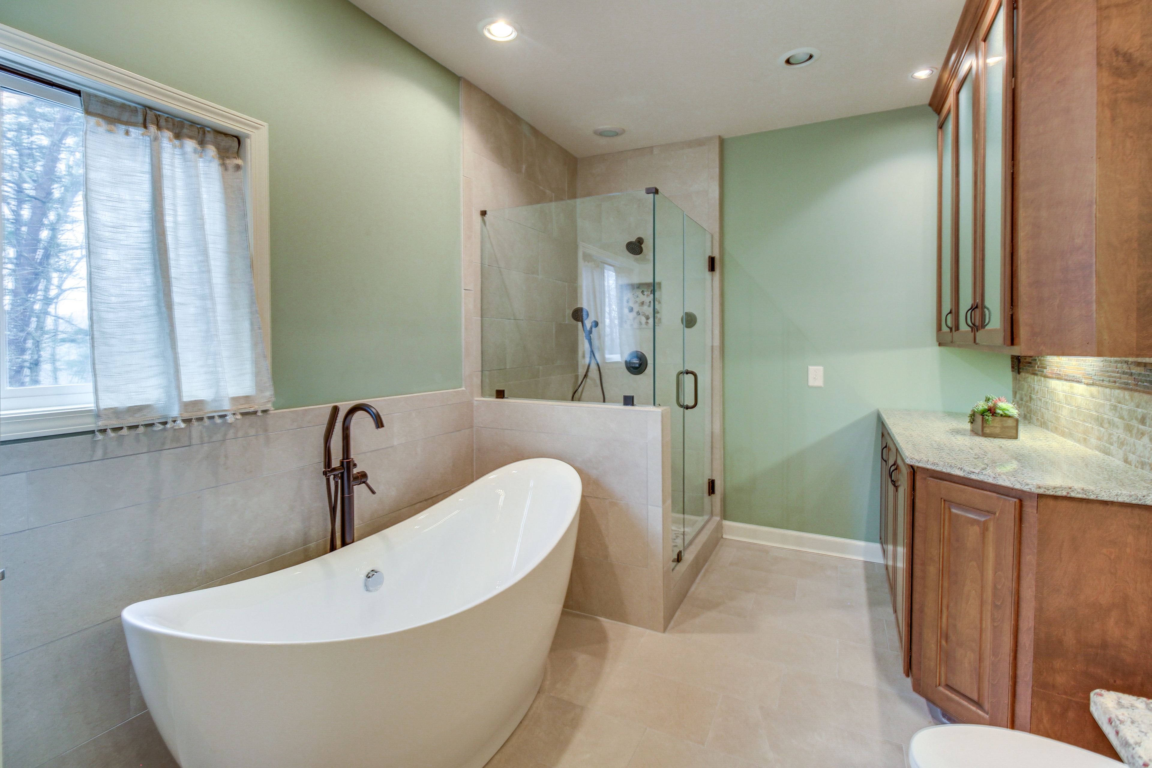 Full Bathroom | Main Floor | Separate Shower & Tub