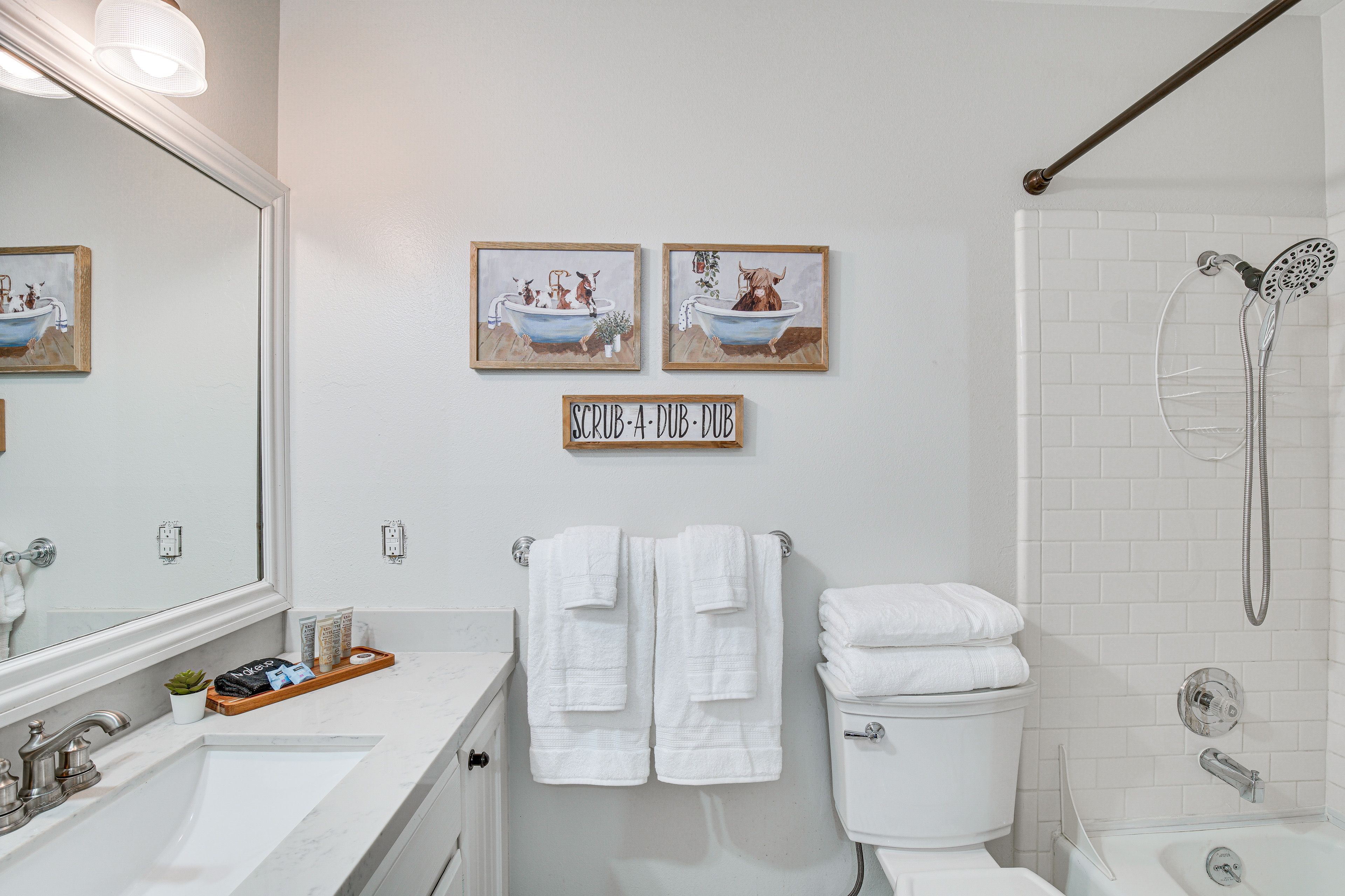 Full Bathroom | 2nd Floor | Shower/Tub Combo | Towels Provided