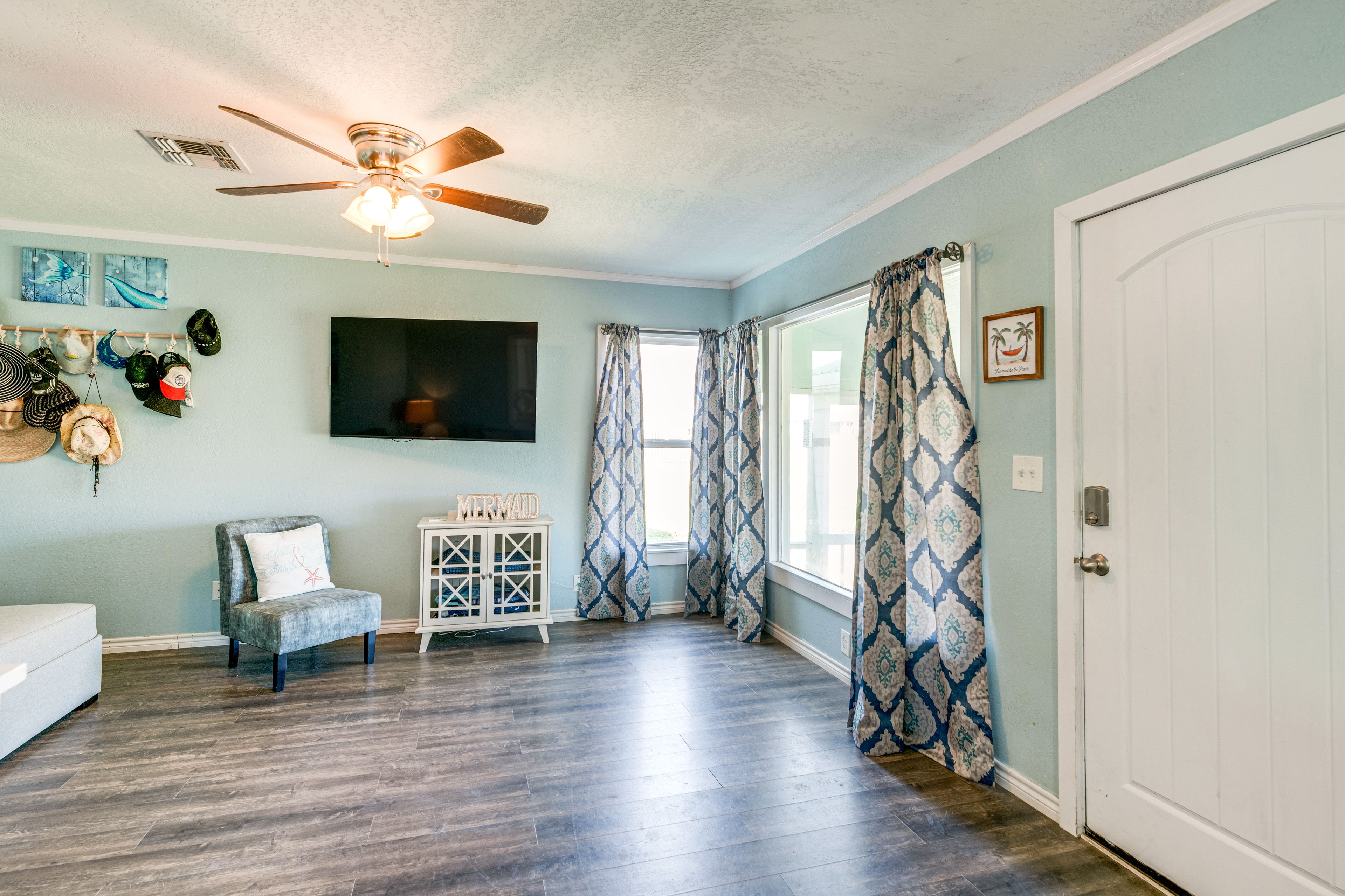 Living Room | Queen Sleeper Sofa | Main Floor | Smart TV | Free WiFi