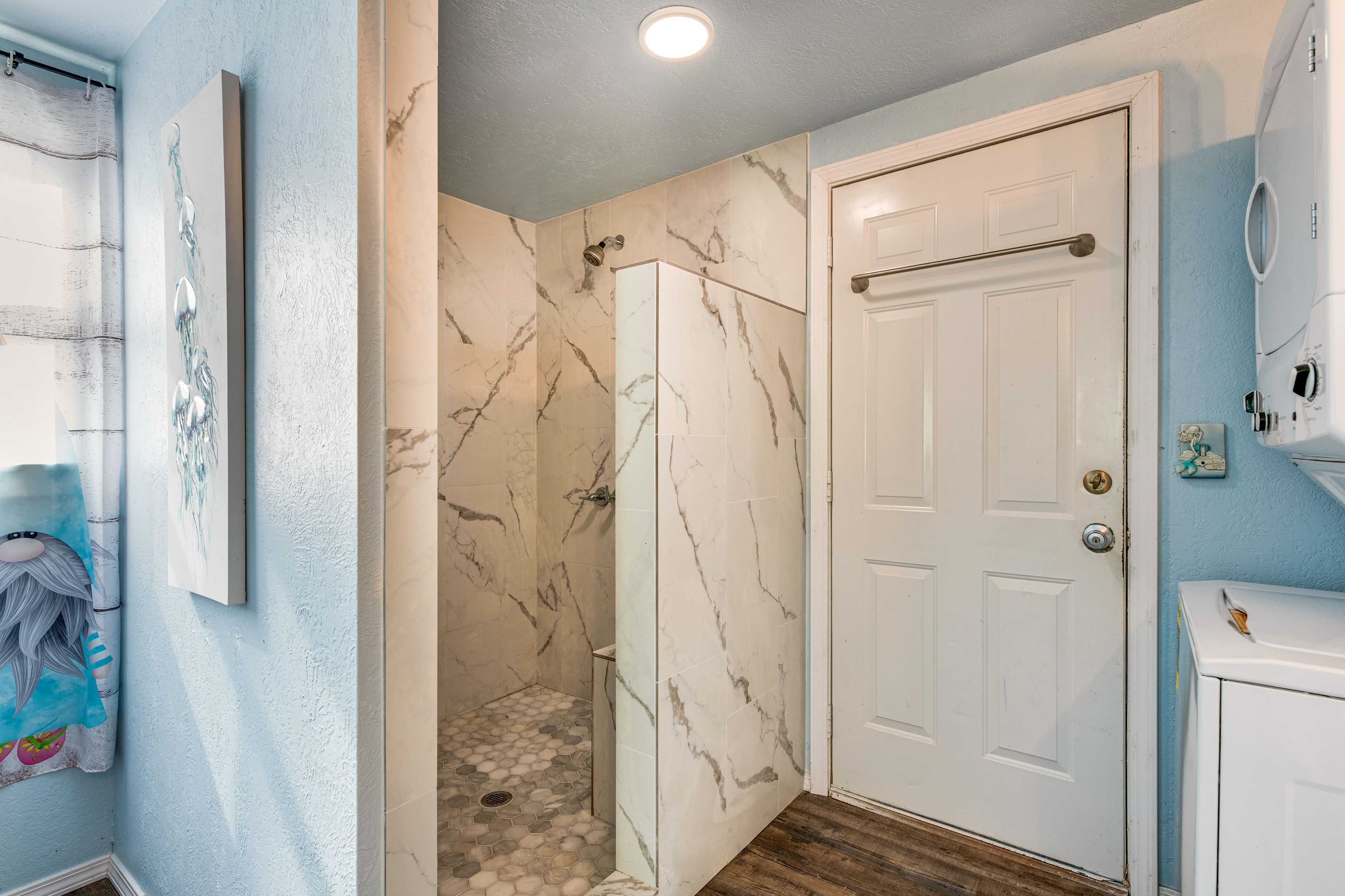Full Bathroom | Main Floor | Complimentary Toiletries