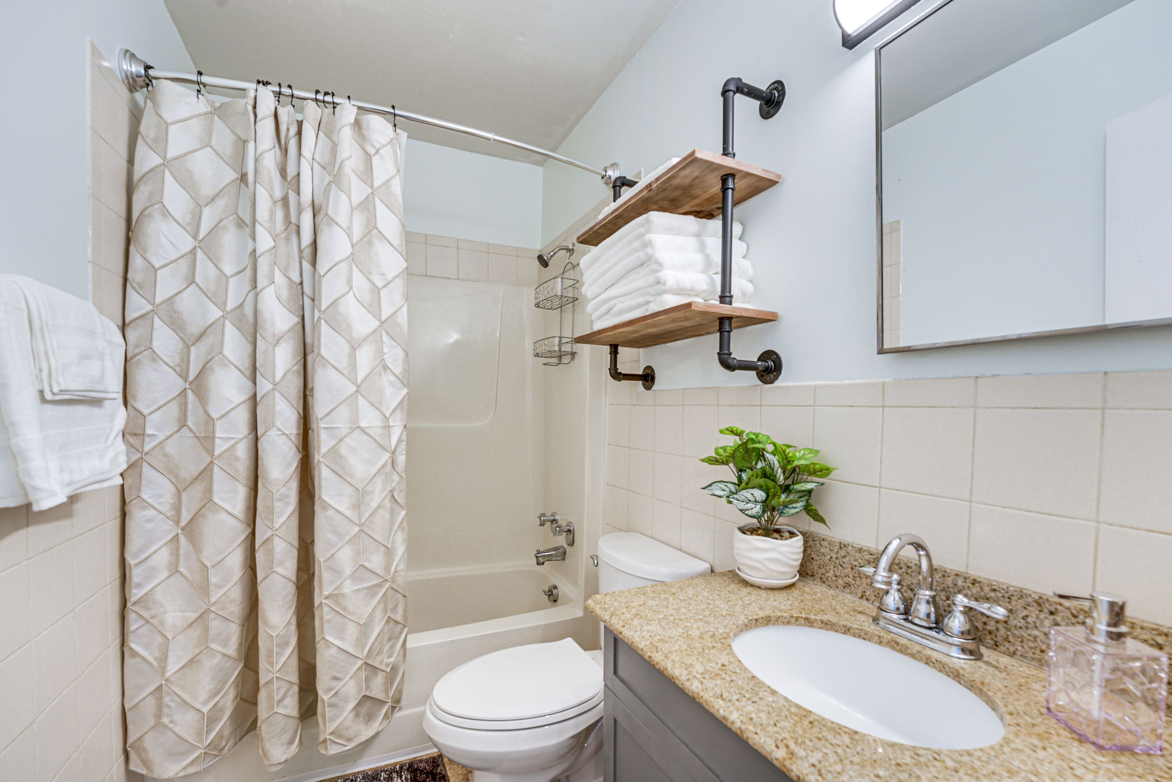Full Bathroom | Complimentary Toiletries