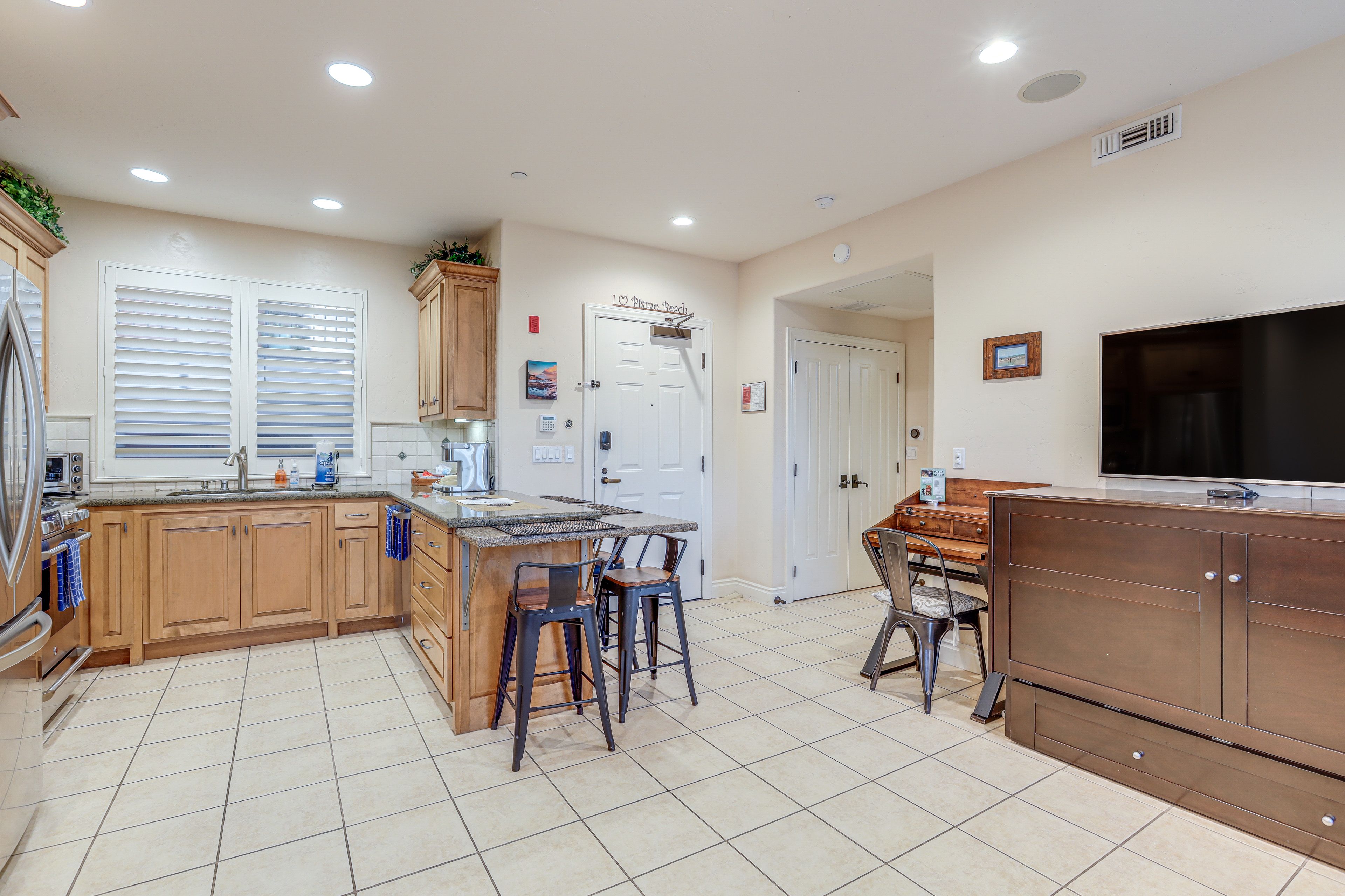 Dining Bar | Dishware/Flatware