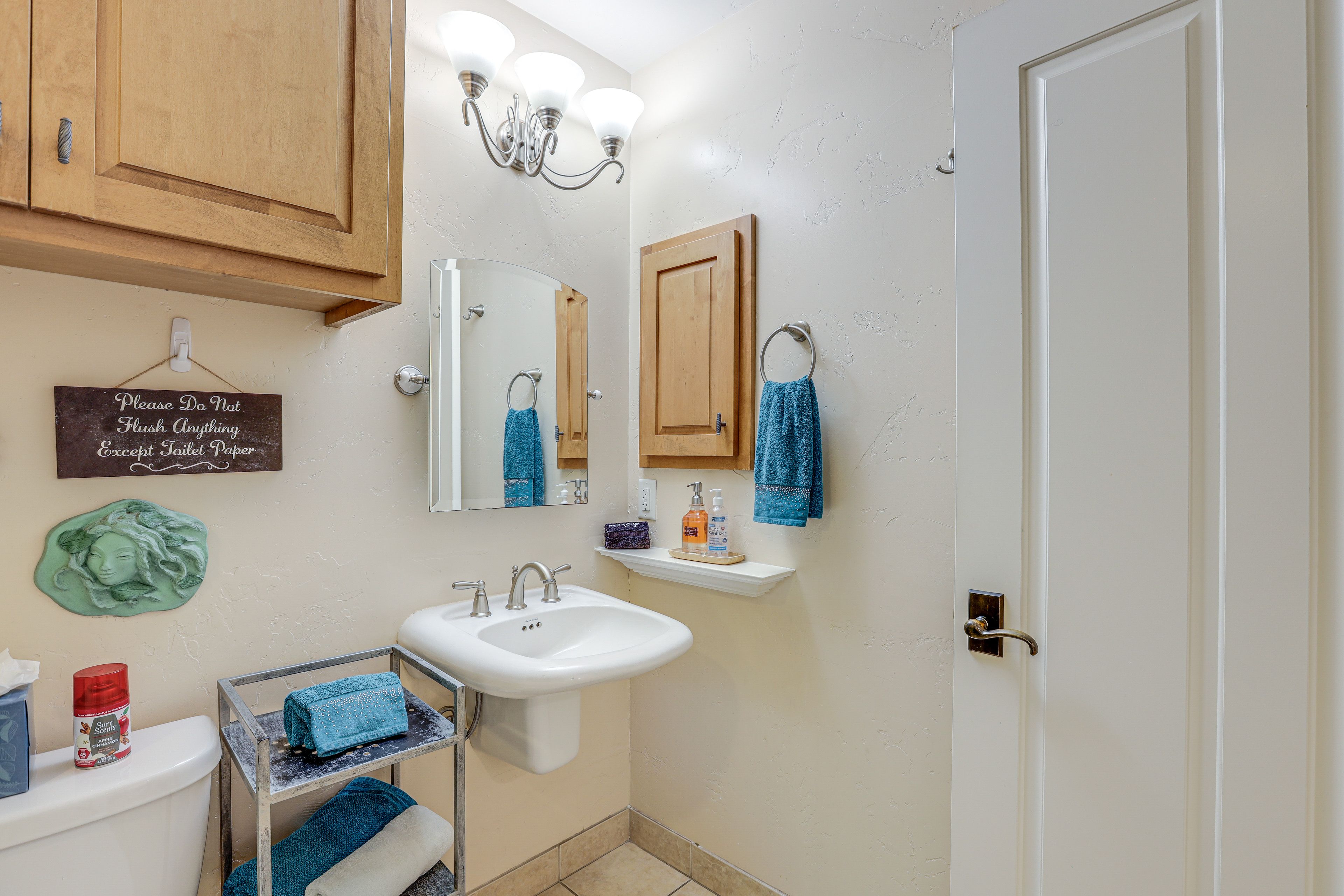 Full Bathroom | Complimentary Toiletries | Towels Provided