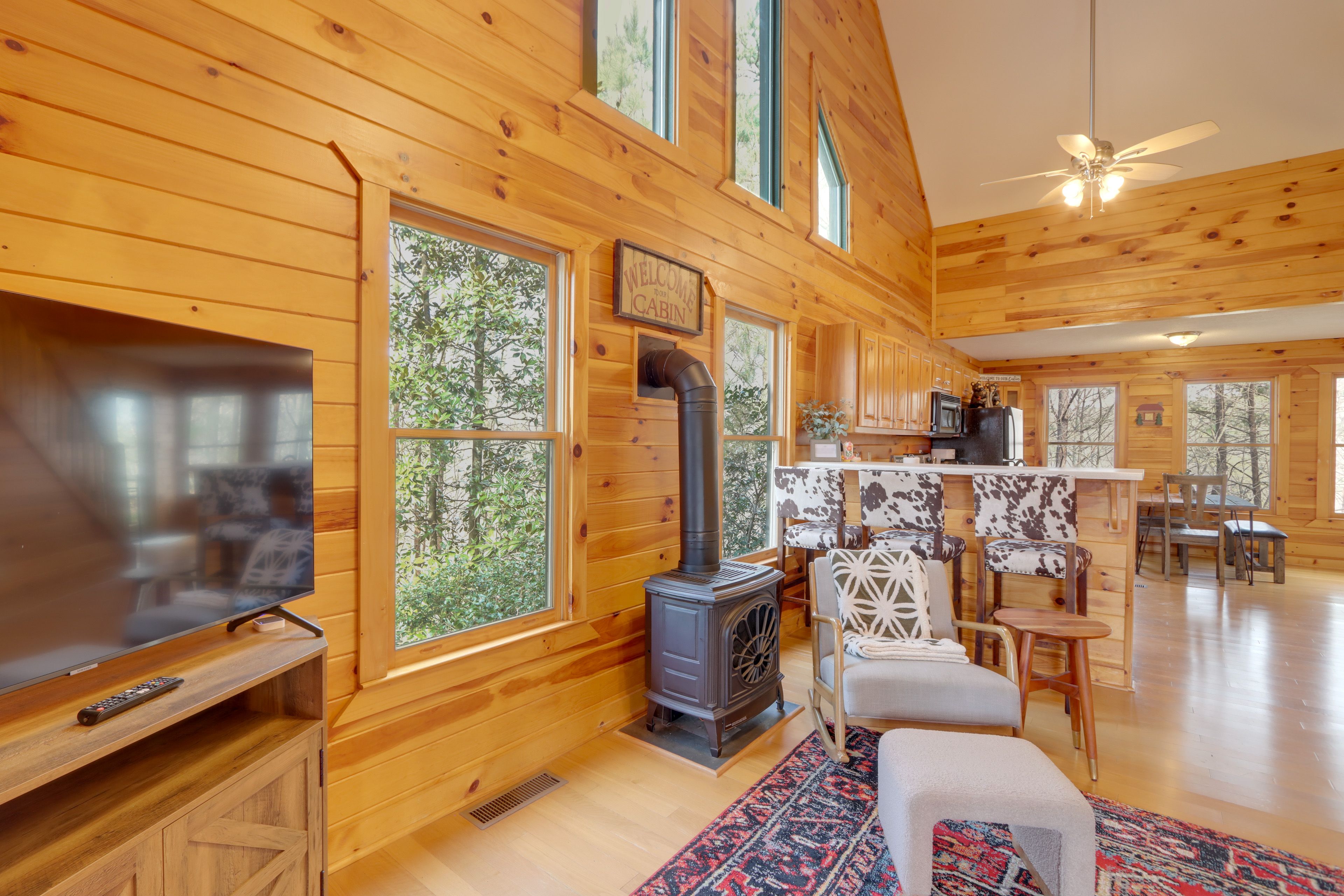 Living Room | Free WiFi | Central Heating & A/C | Smart TV | 1st Floor