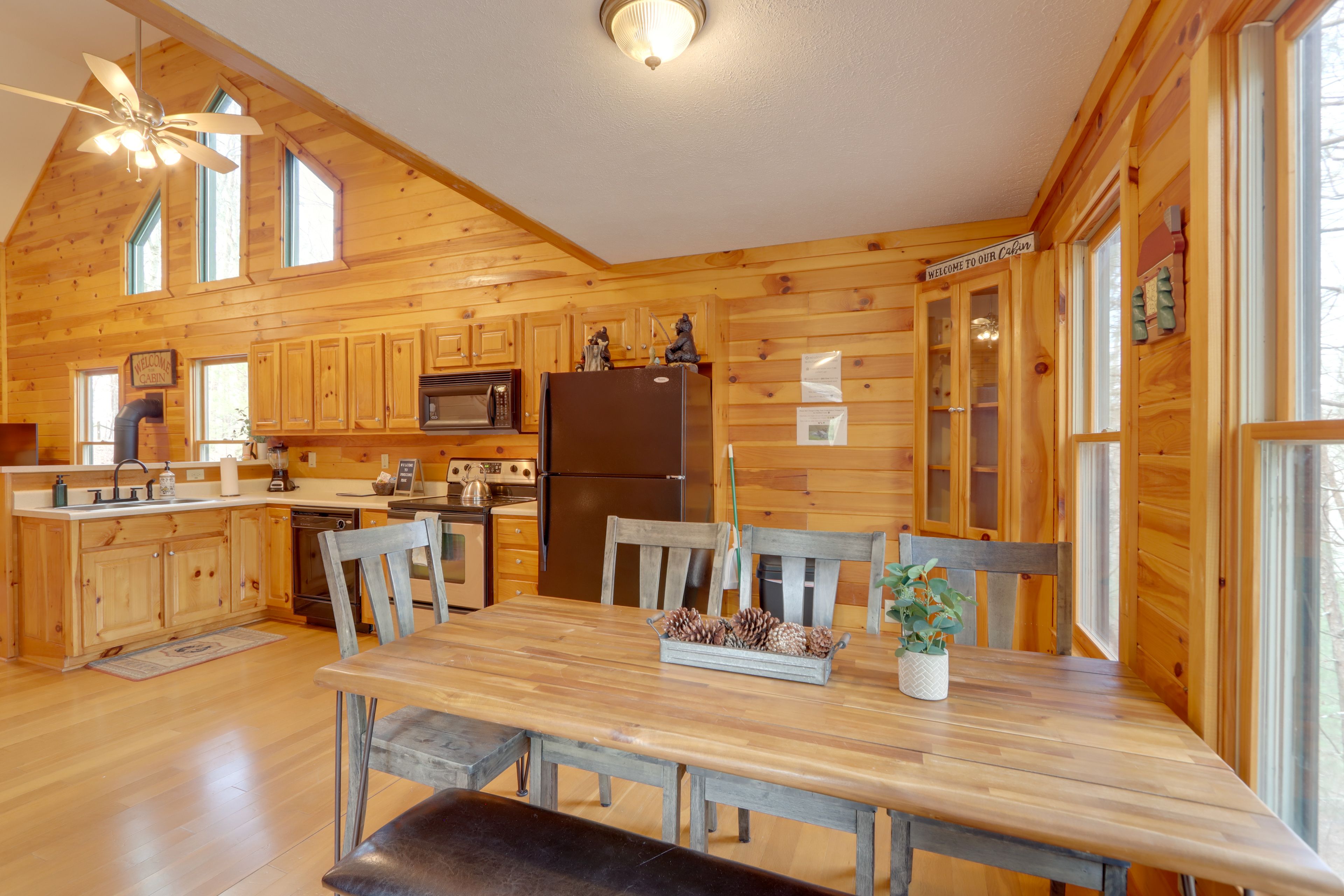 Dining Area | Dishware/Flatware Provided | 1st Floor