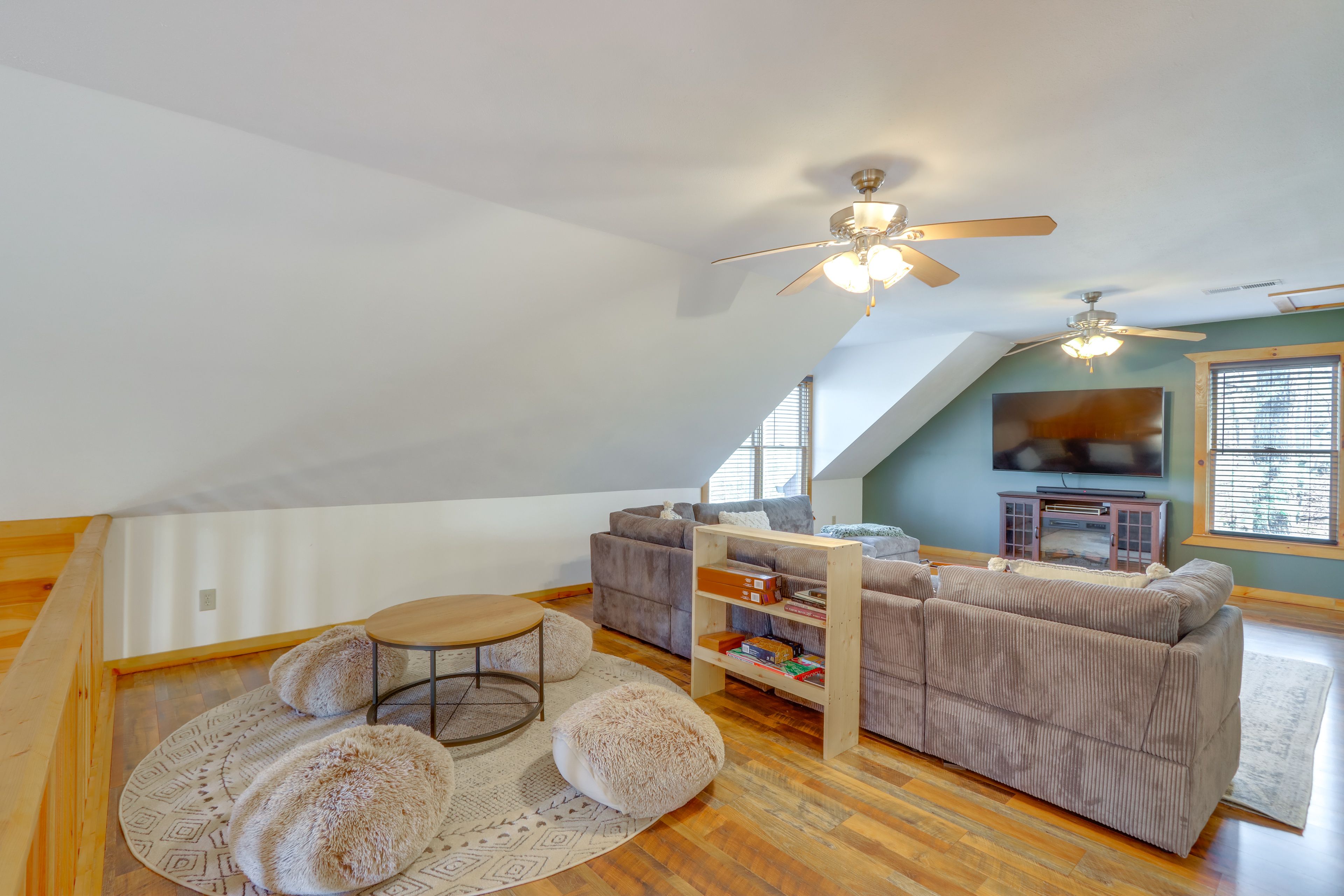Loft | 2 Twin Beds | Smart TV | Board Games | 2nd Floor