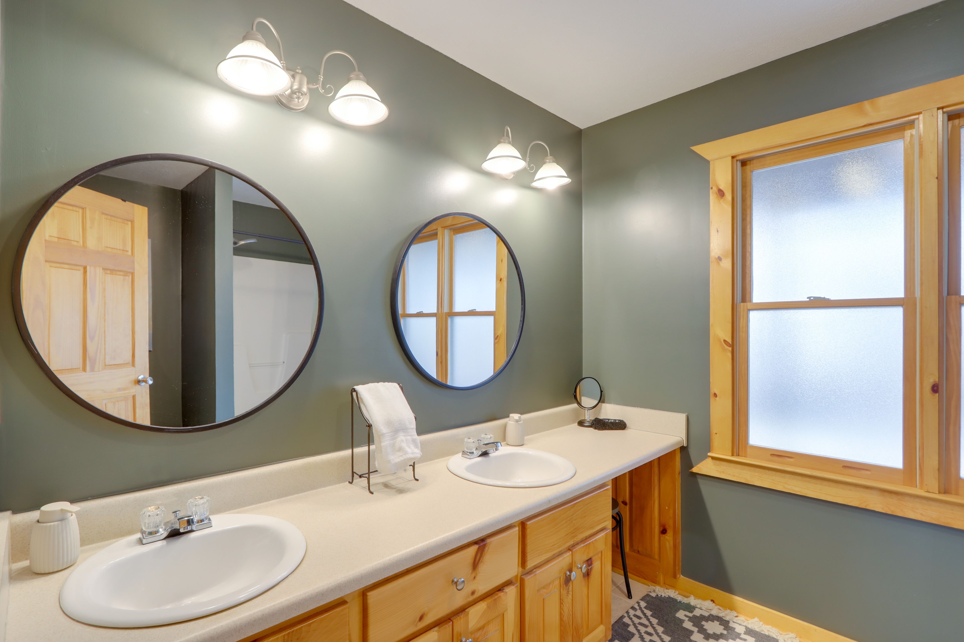 Bathroom | Complimentary Toiletries | Towels Provided | 1st Floor