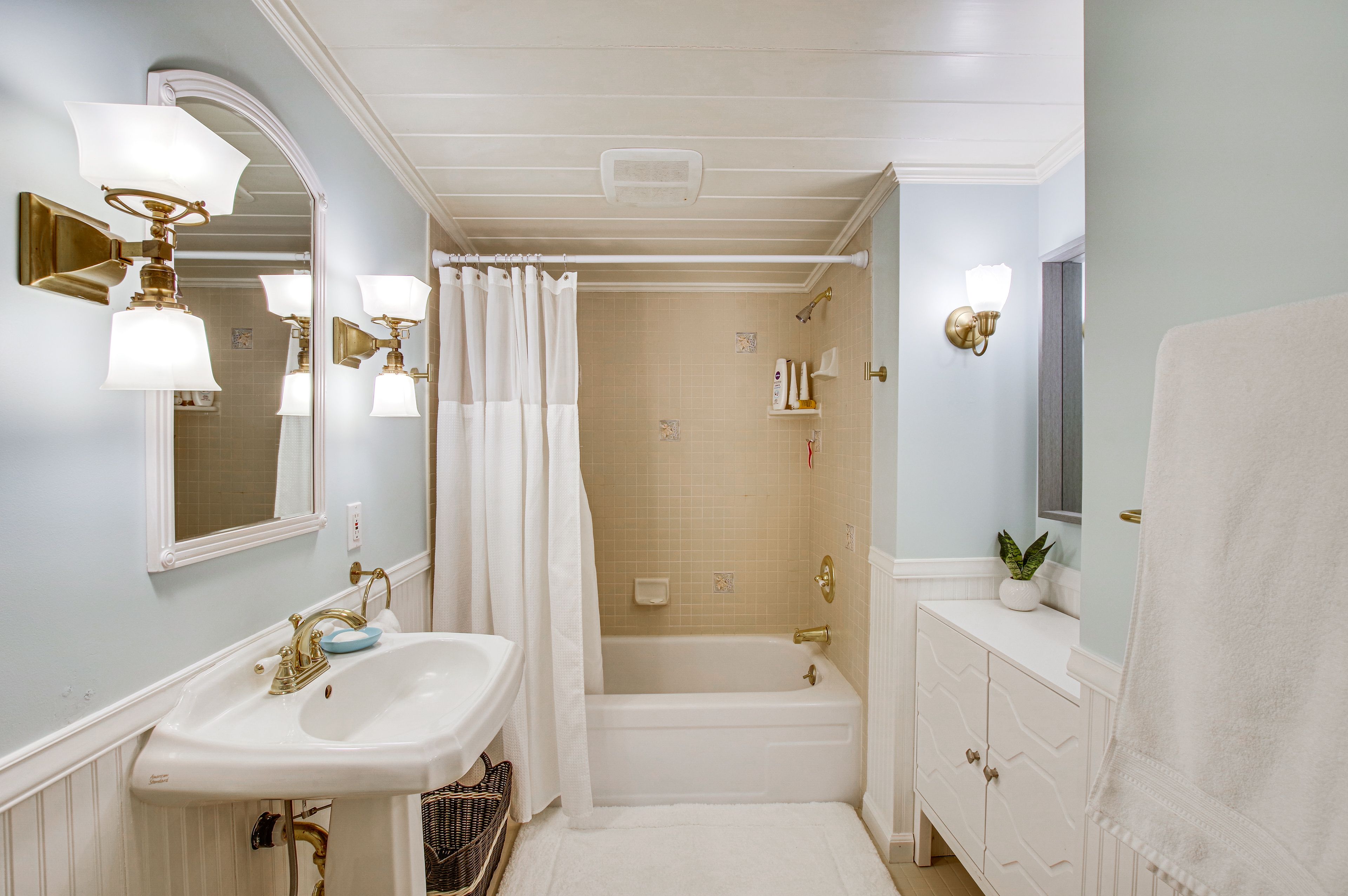 Bathroom | Towels Provided | Main Floor