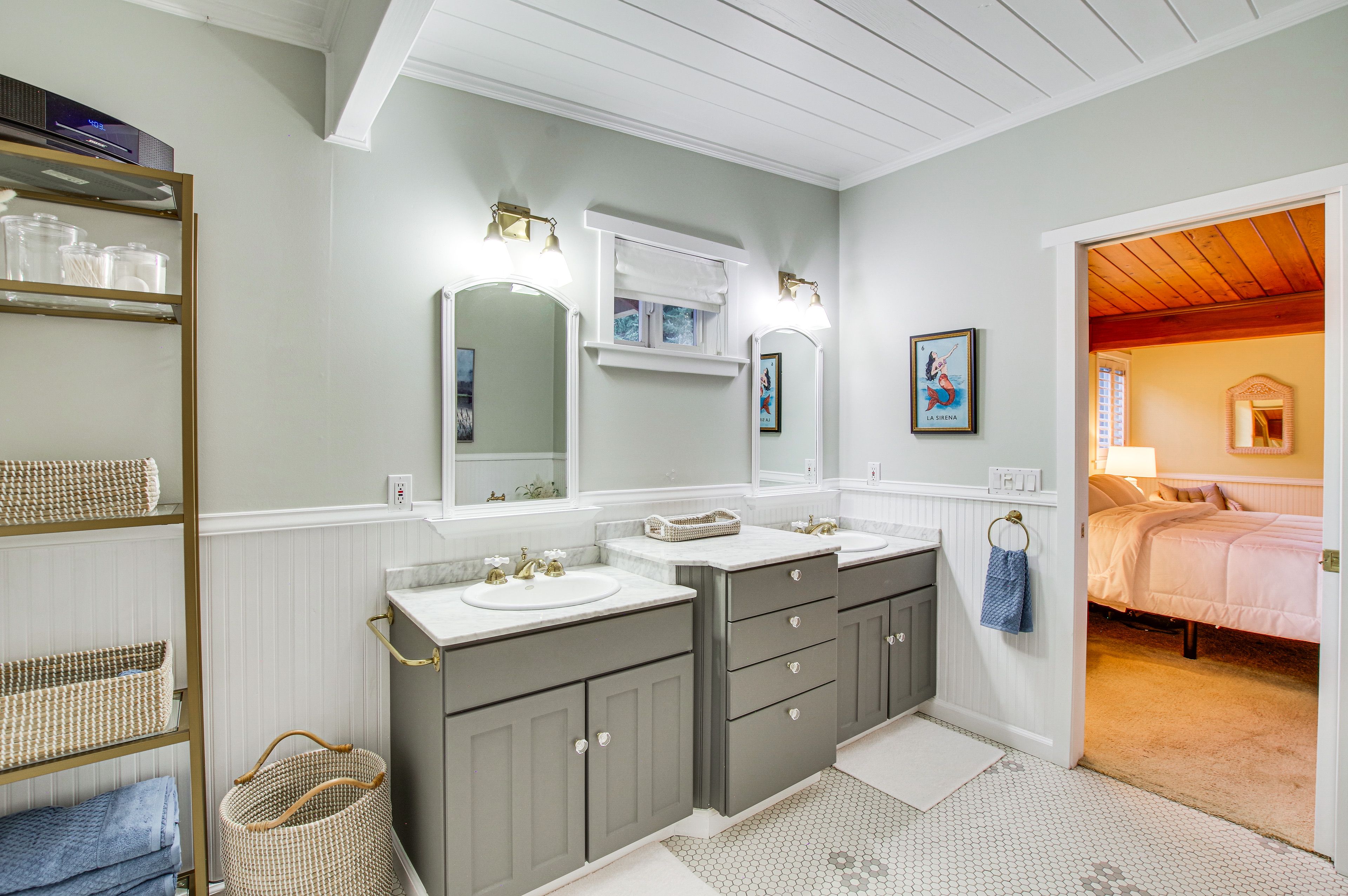 En-Suite Bathroom | Complimentary Toiletries | Main Floor