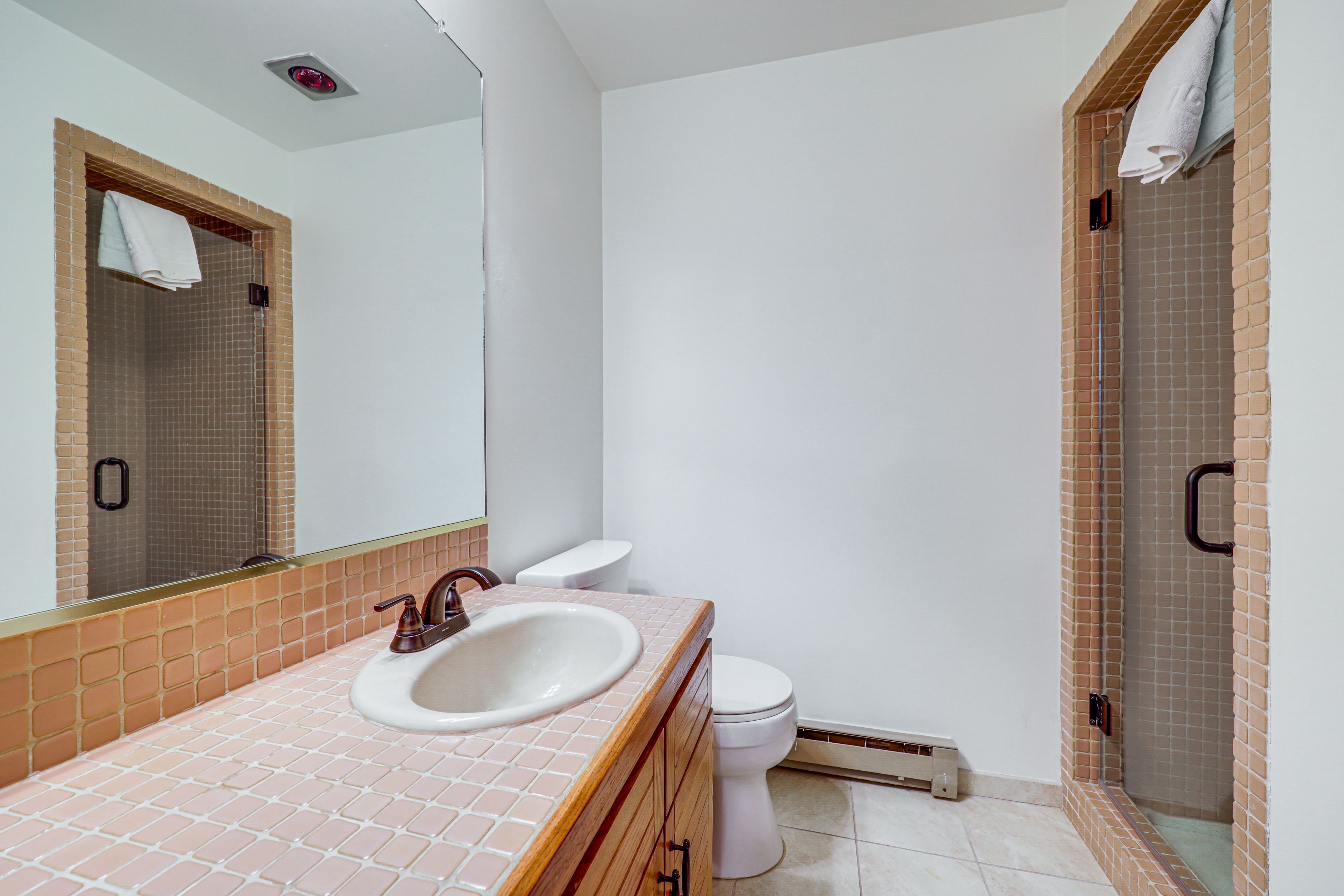 Full Bathroom | 2nd Floor | Complimentary Toiletries