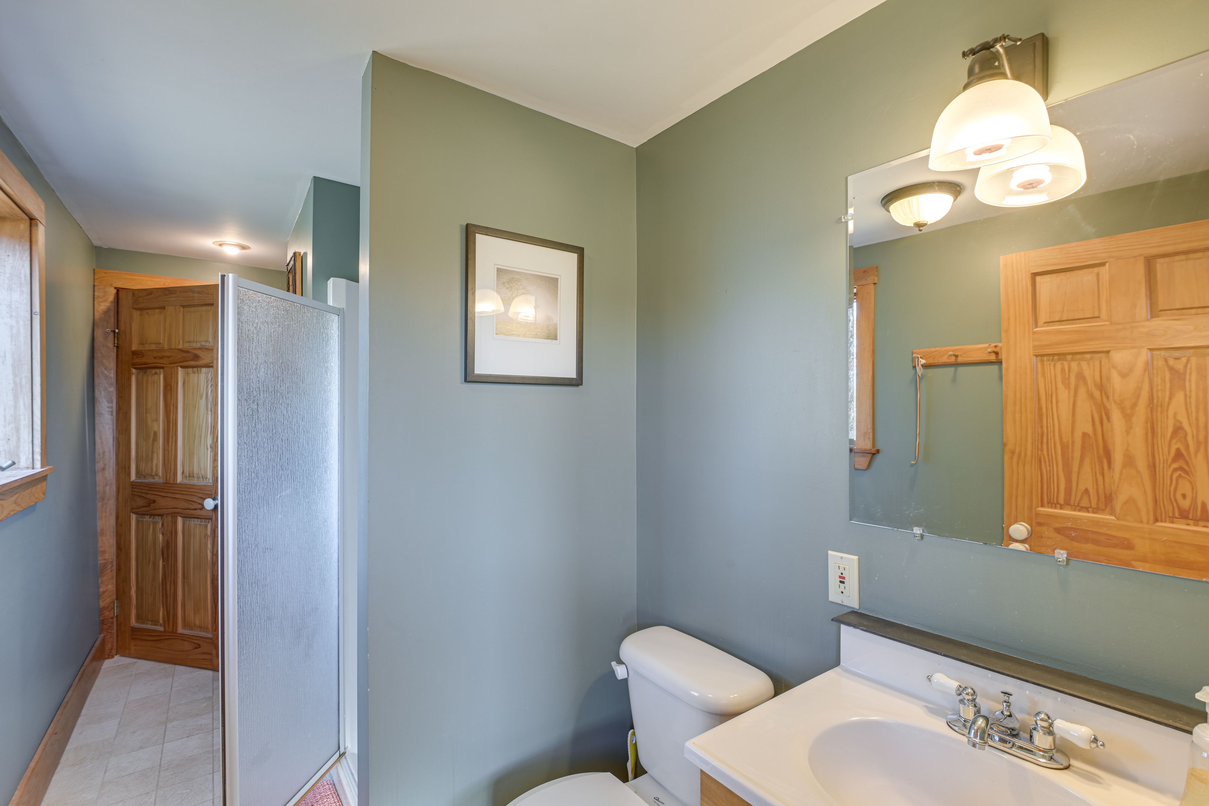 Full Bathroom | 2nd Floor | Complimentary Toiletries | Hair Dryer