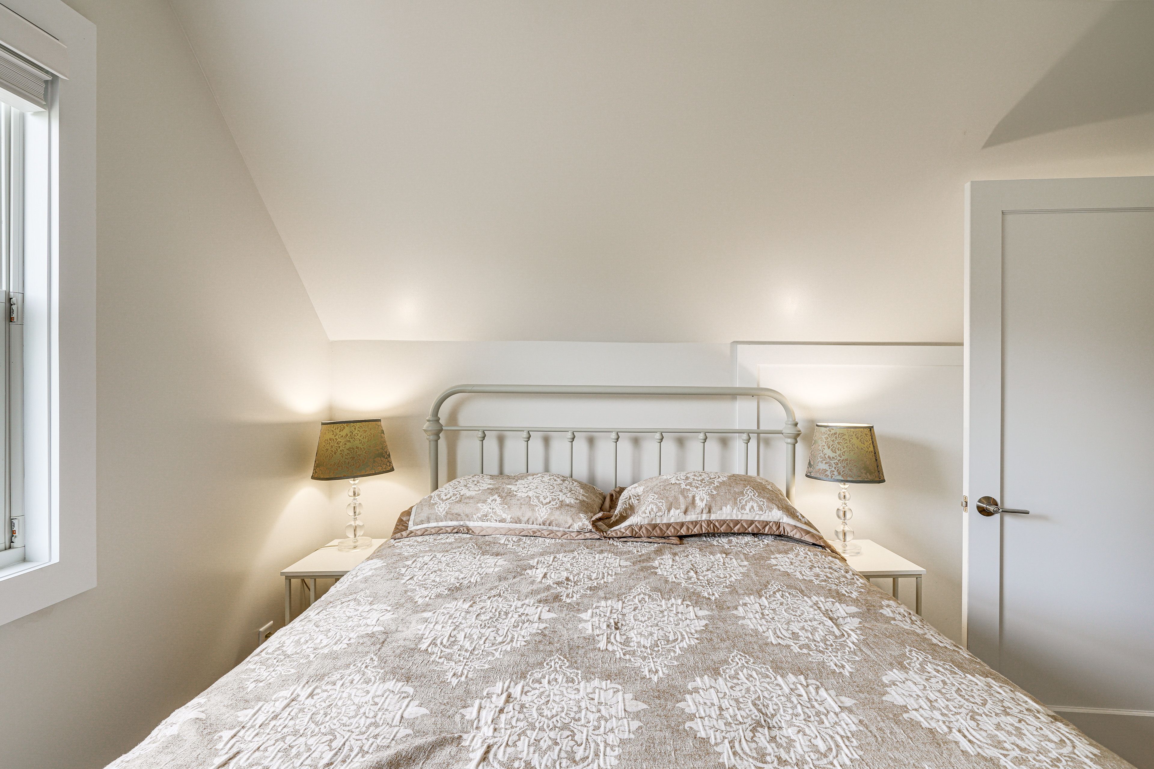 Bedroom 2 | Queen Bed | Main Floor
