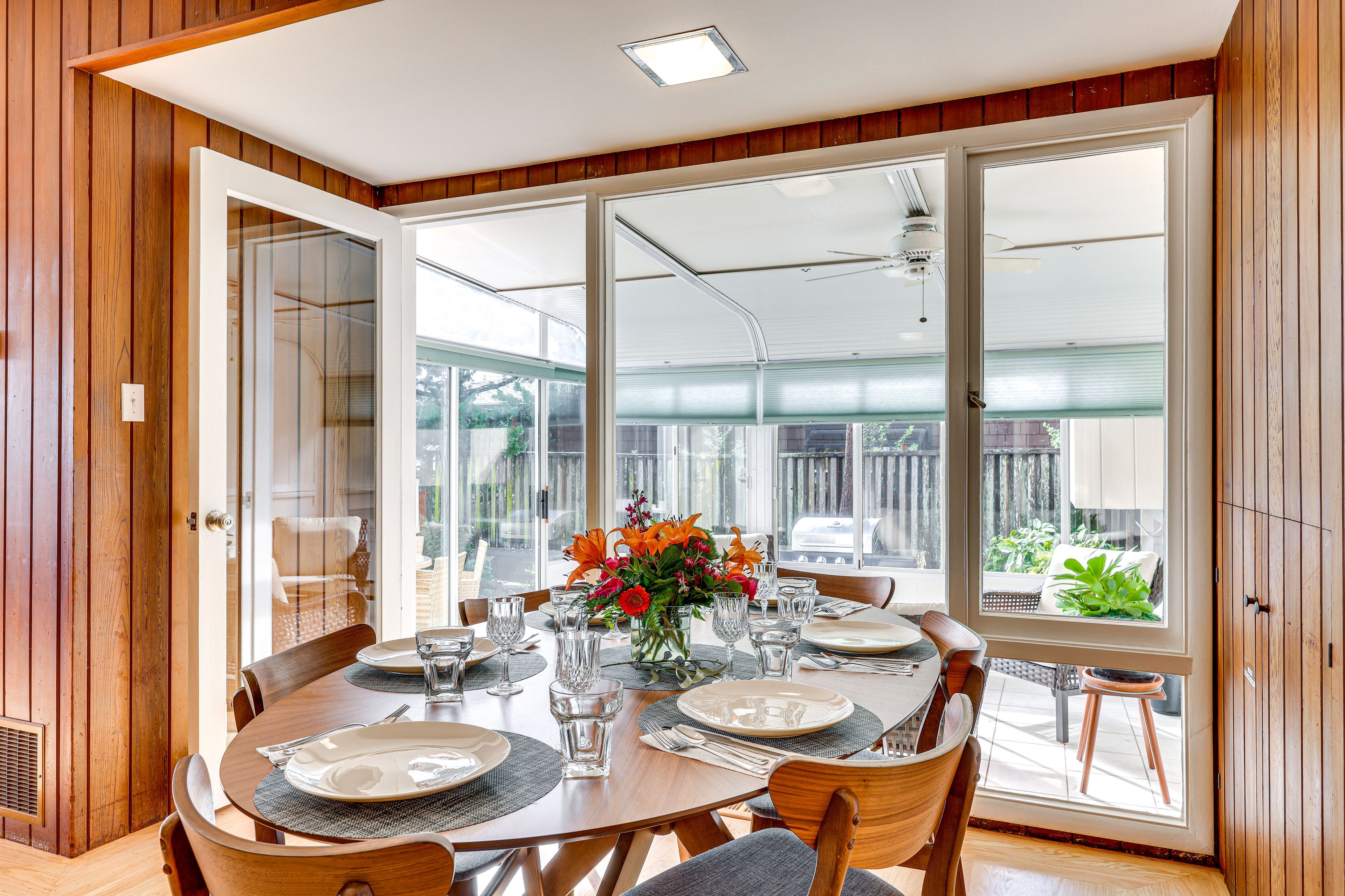 Dining Area | Dishware & Flatware Provided