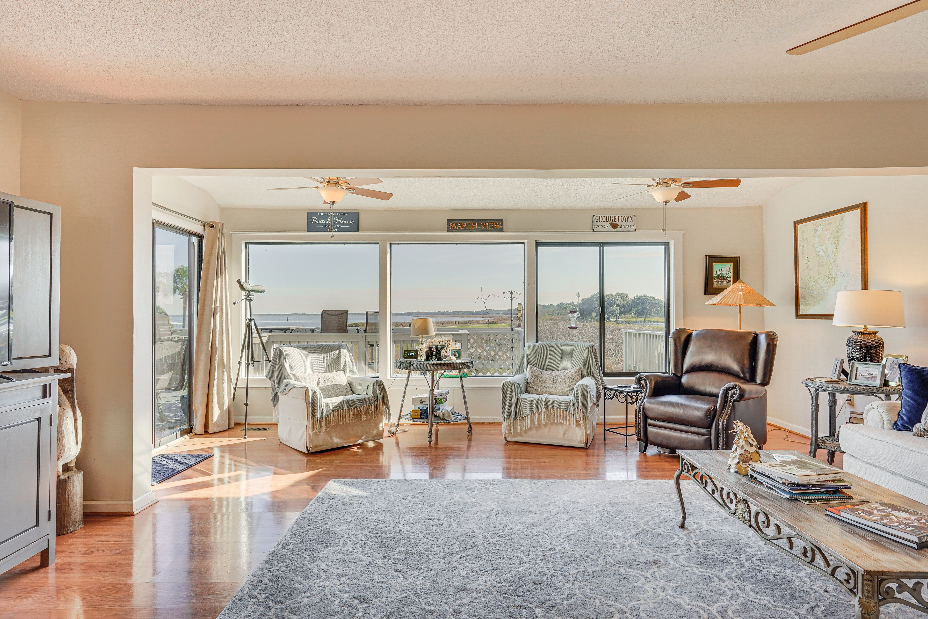 Living Room | Smart TV | Books | Board Games | Telescope