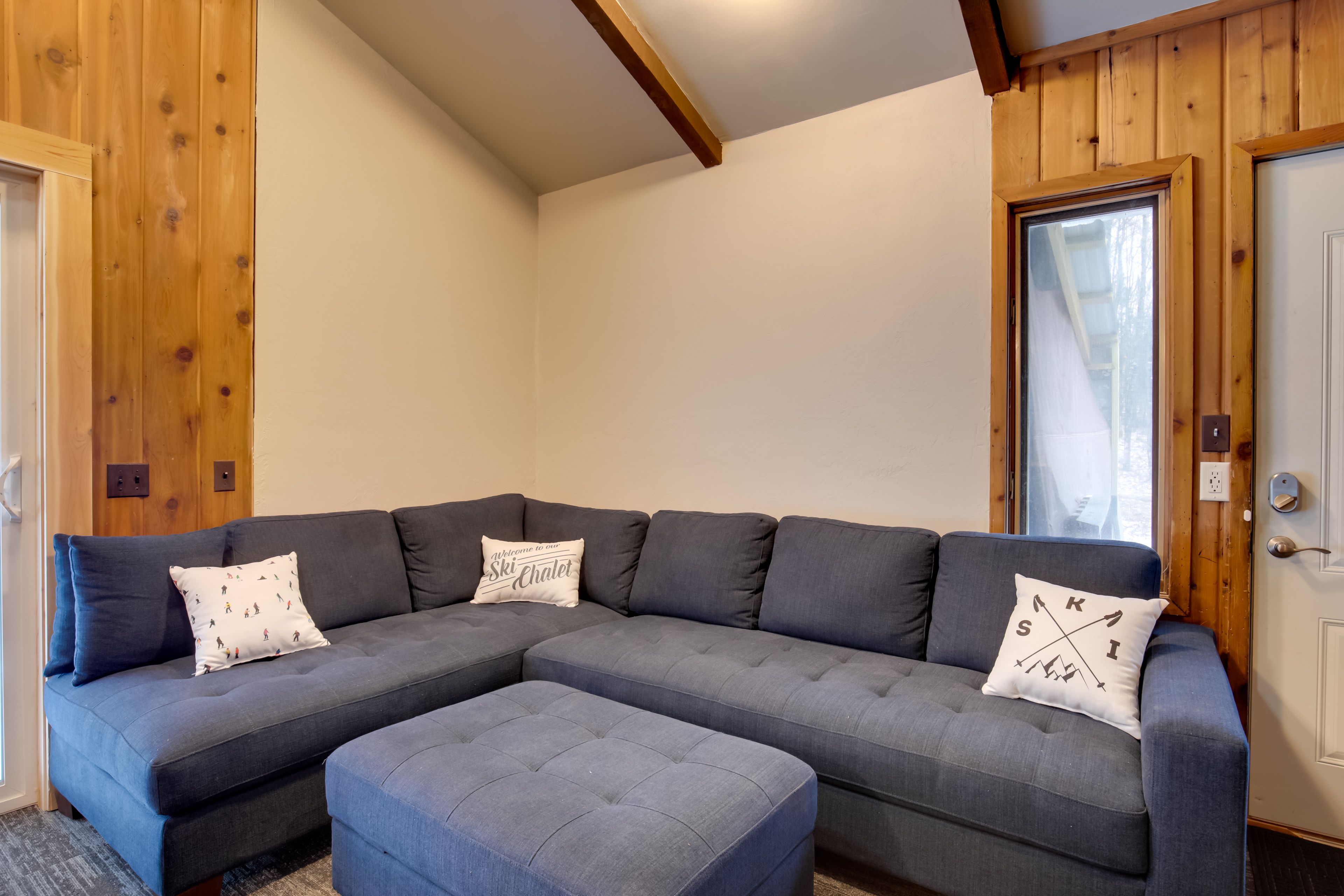 Living Room | Free WiFi | Flat-Screen TV