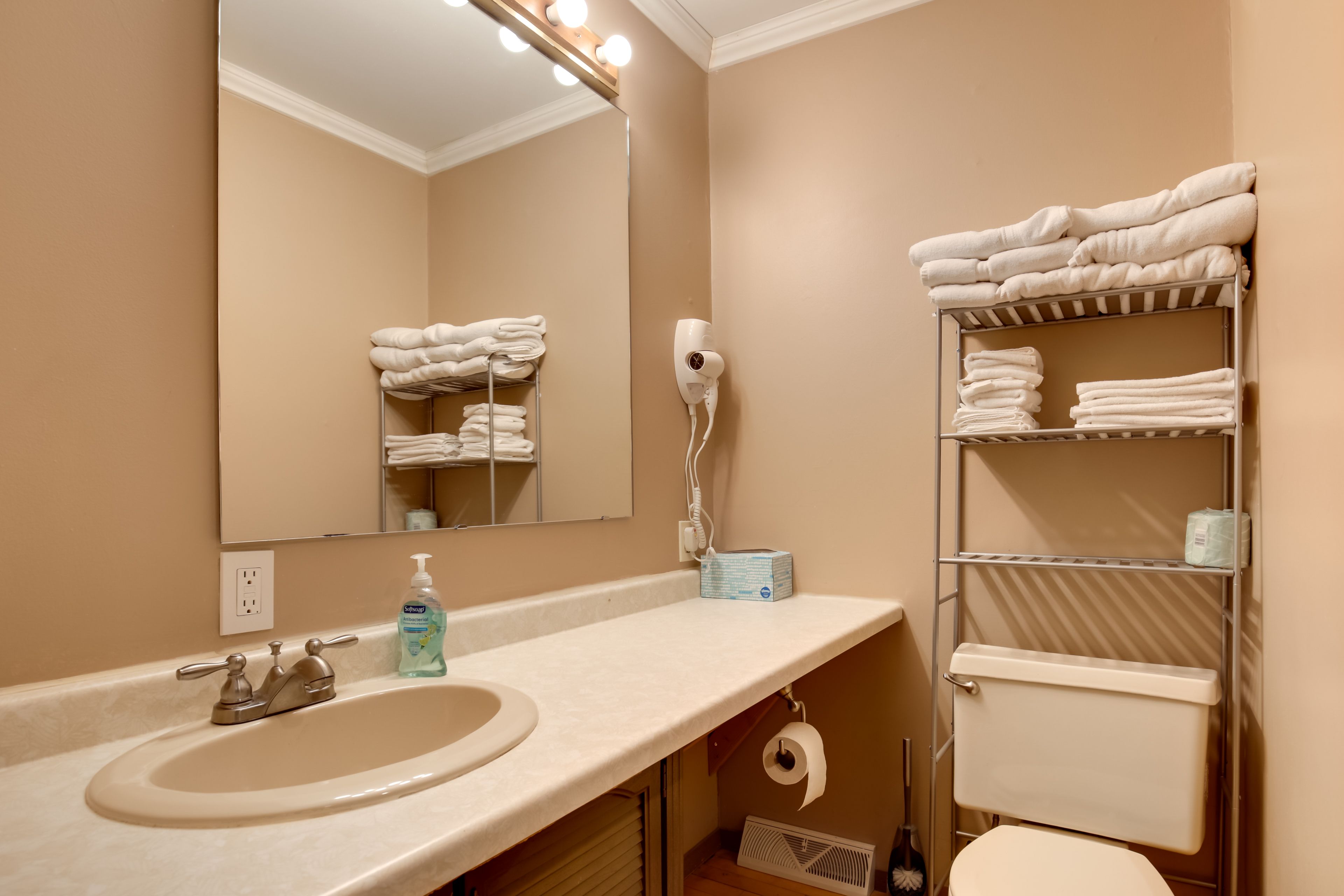 Full Bathroom | Towels Provided
