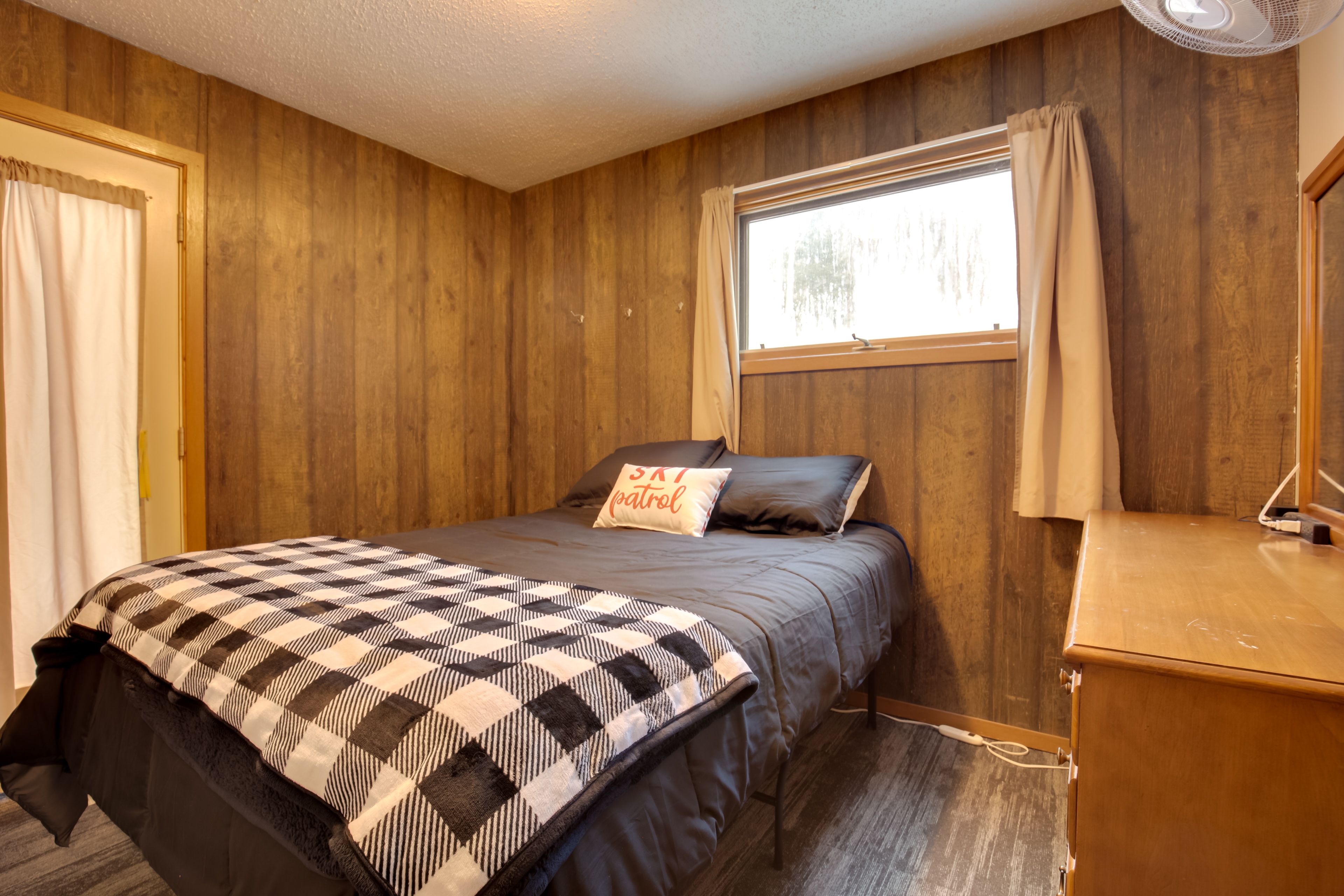 Bedroom 1 | Queen Bed