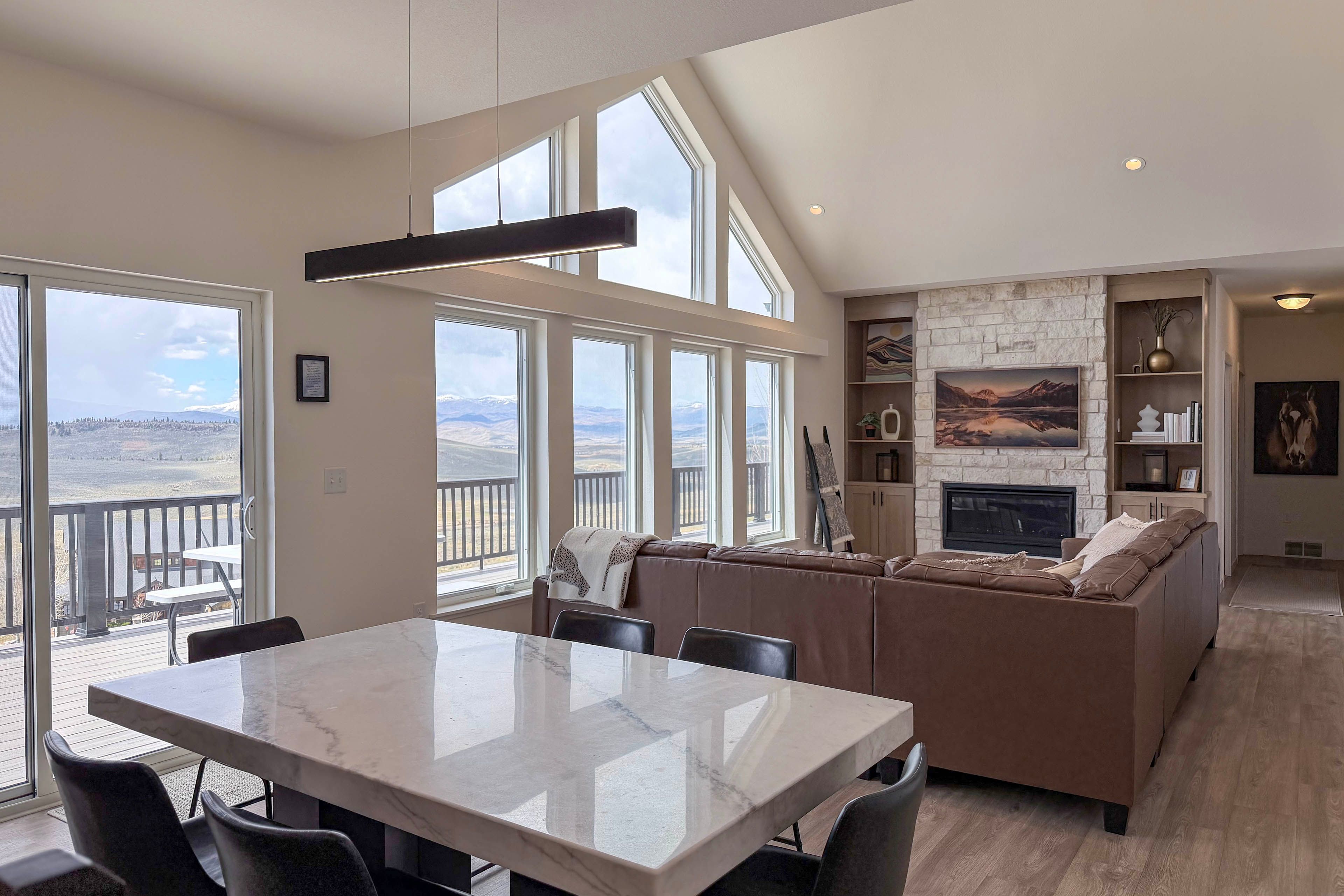 Living/Dining Area | Dishware/Flatware | Picture Windows