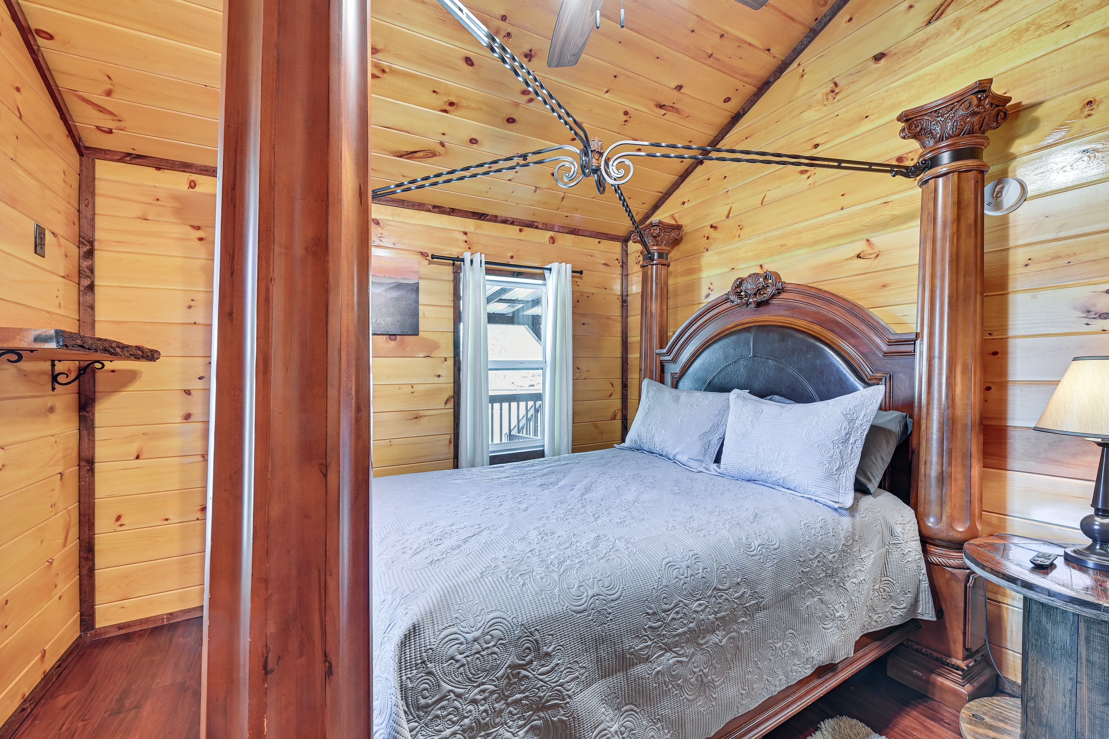 Bedroom 1 | Queen Bed | Smart TV